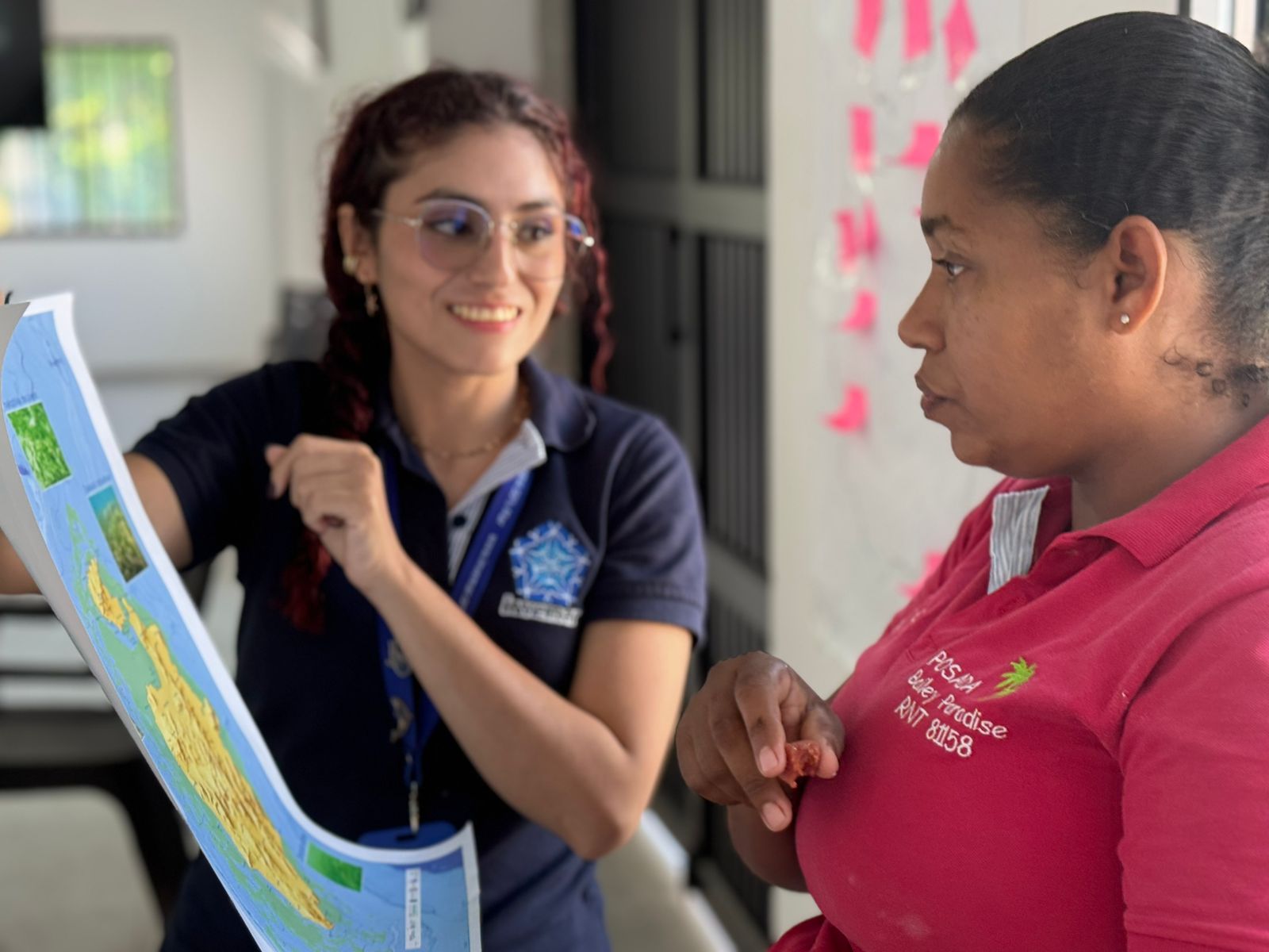 Del 7 al 10 de octubre, el Archipiélago de San Andrés, Providencia y Santa Catalina fue escenario de una experiencia única de aprendizaje y conexión con el mar. A través del proyecto “De raíces a mareas: ecosistemas resilientes”, se realizaron talleres sobre el ecosistema de pastos marinos, bajo el enfoque de Alfabetización y Cultura Oceánica.