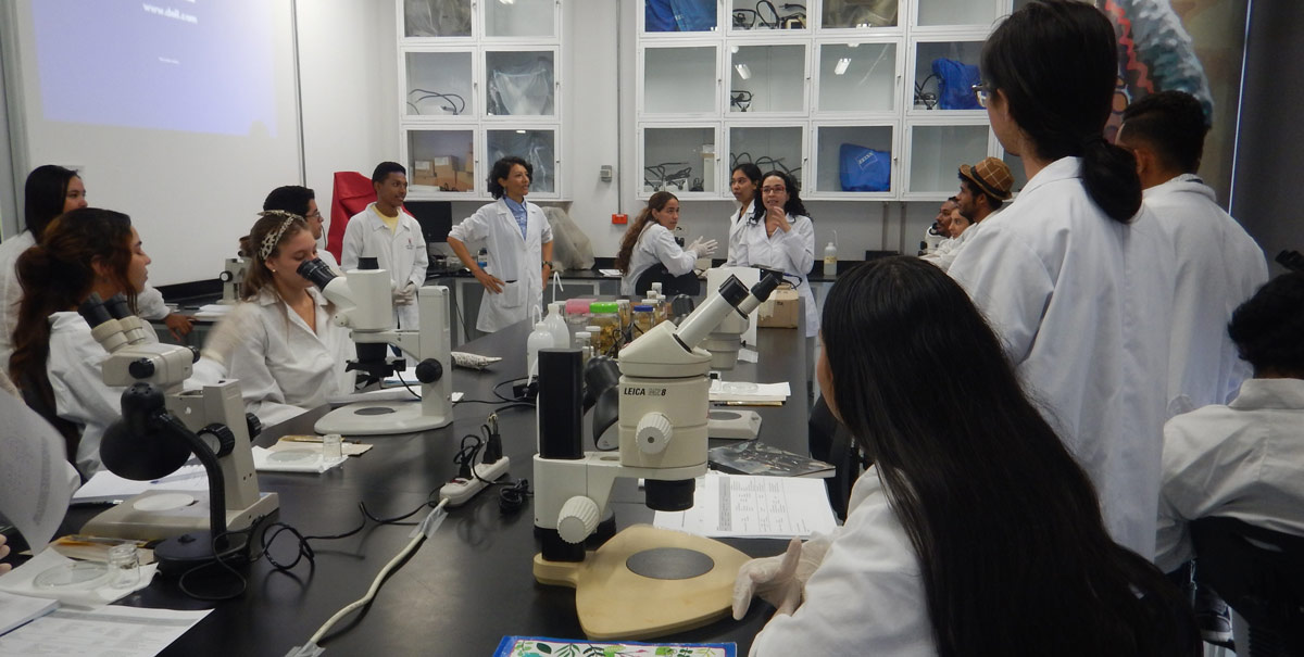 Grupo de estudiantes en el laboratorio