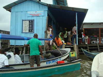 Actividades de transporte en zonas costeras del Pacífico colombiano. Foto: Osman Aragón
