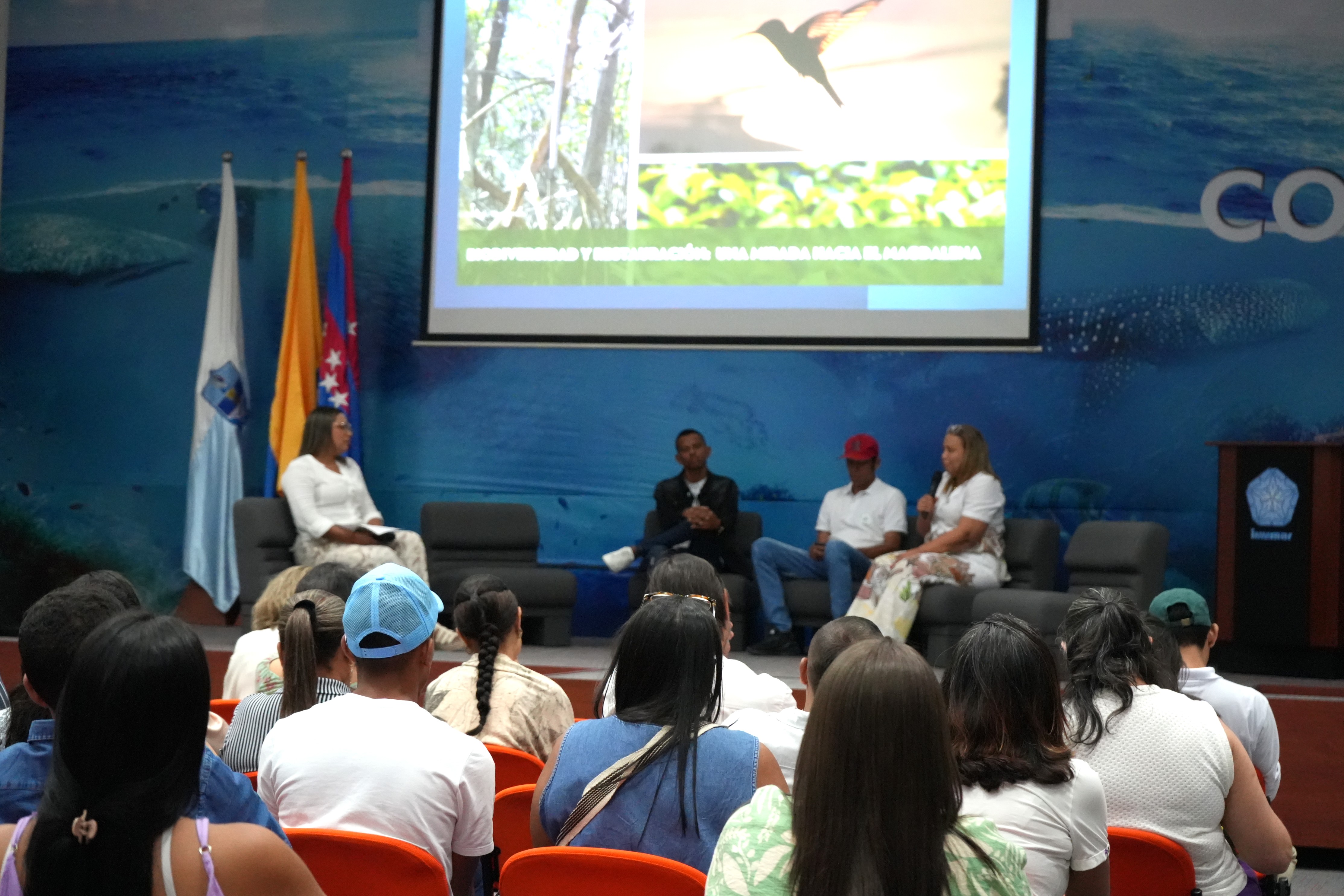 Imágen del conversatorio con comunidades.