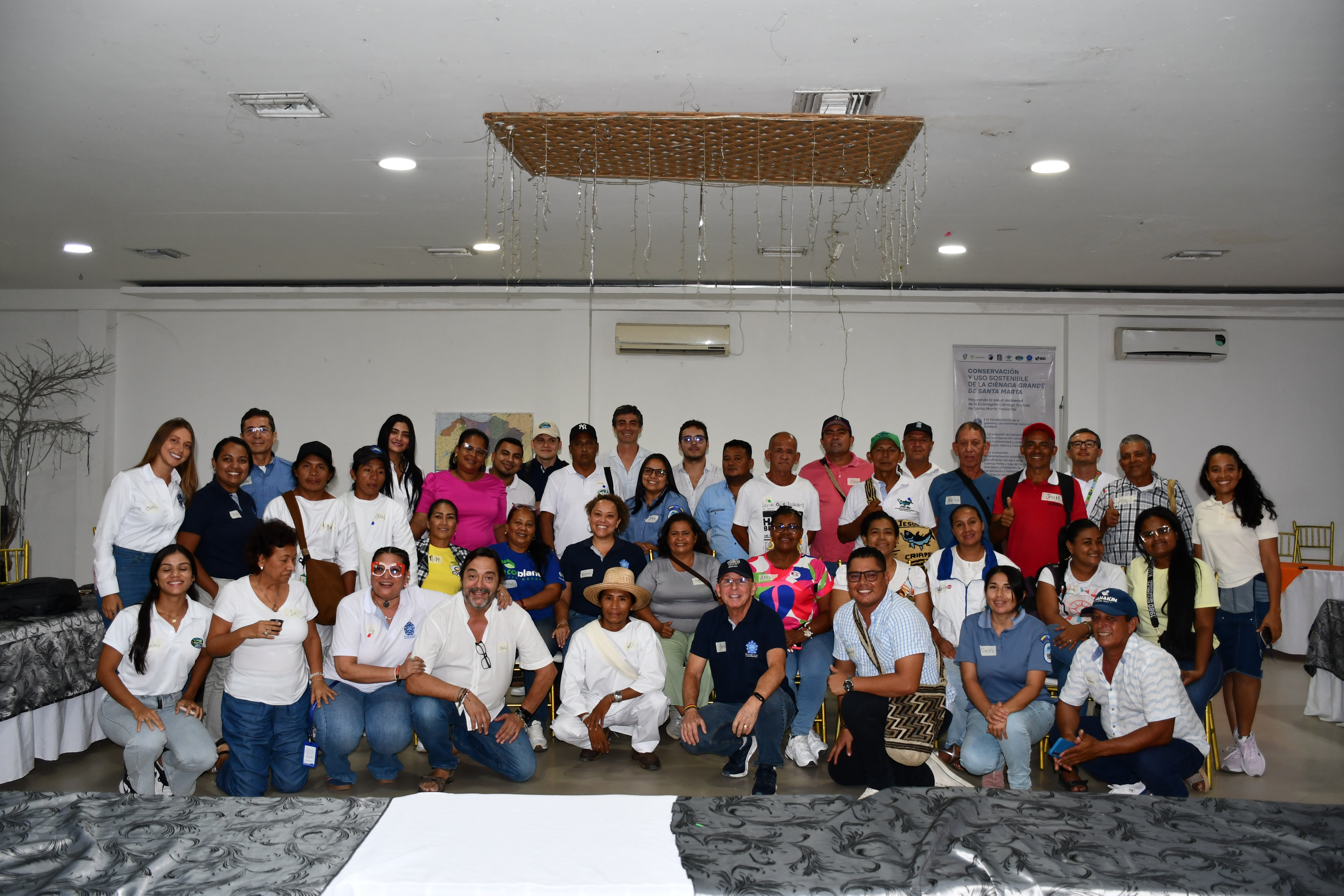 Foto grupal Mesa Sierra con la participación de llíderes comunitarios e instituciones.