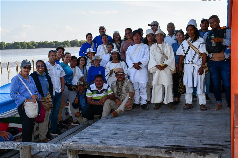 Equipo de trabajo participante de la actividad de restauración en la Ciénaga Grande de Santa Marta. 