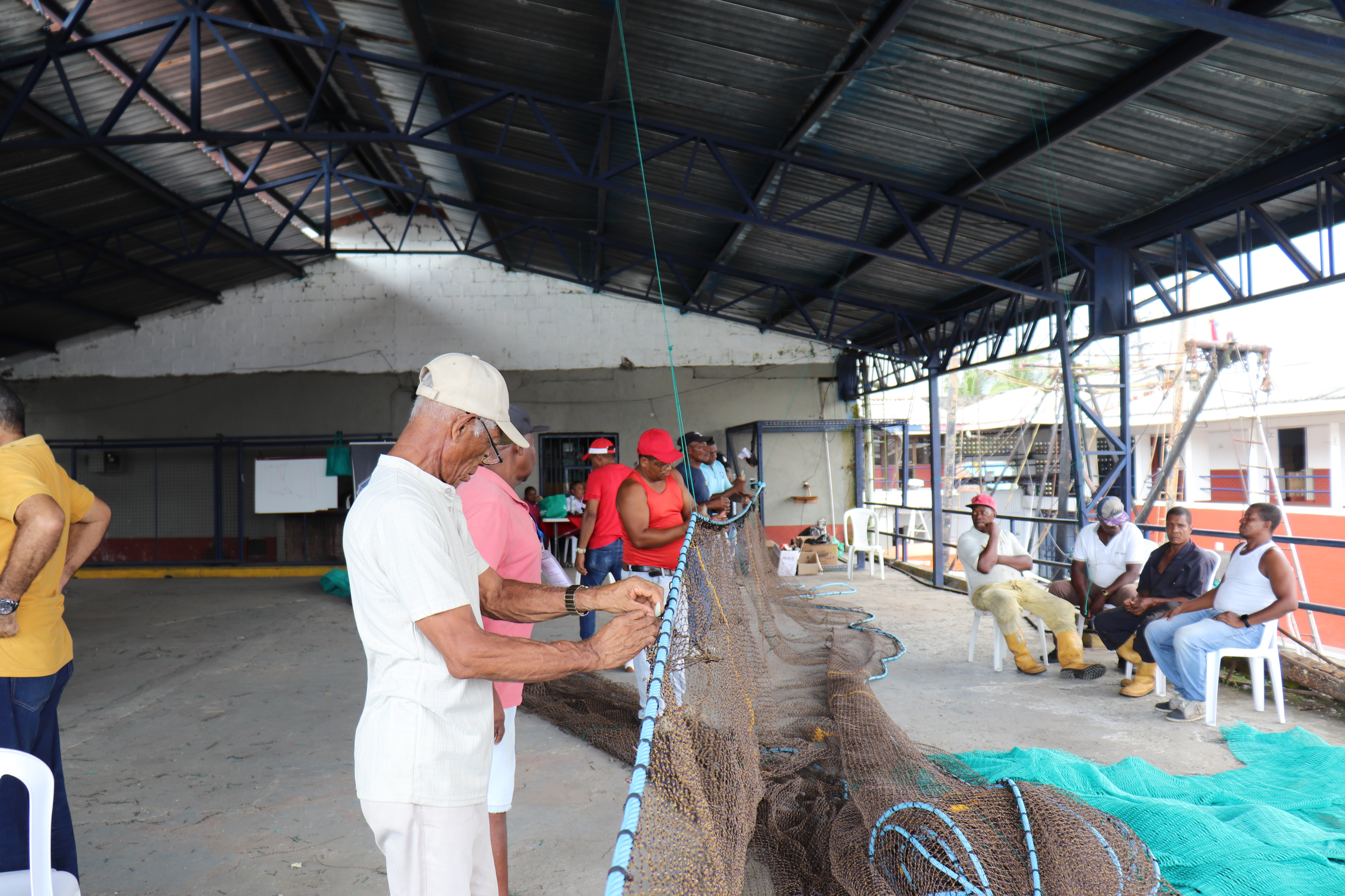 Foto de Rederos de sector pesquero de Buenaventura certificados en construcción de redes de arrastre selectivas.