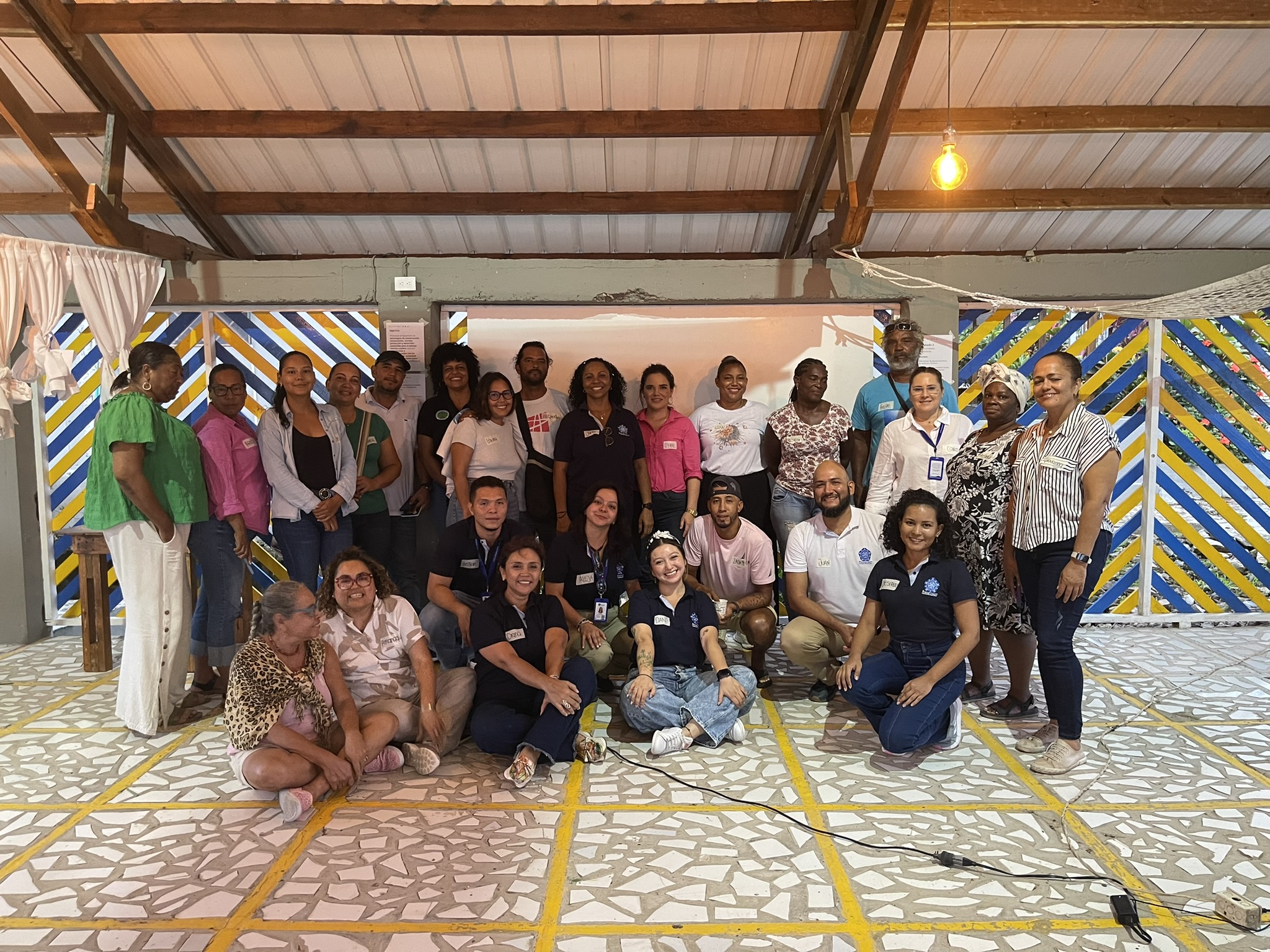 Foto grupal de participantes a las mesas de trabajo proyecto IKI