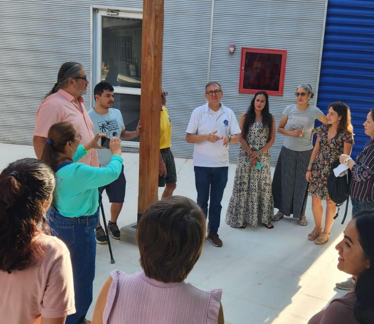 Fotografía del recorrido de los asistentes primer curso internacional sobre cetáceos en Invemar