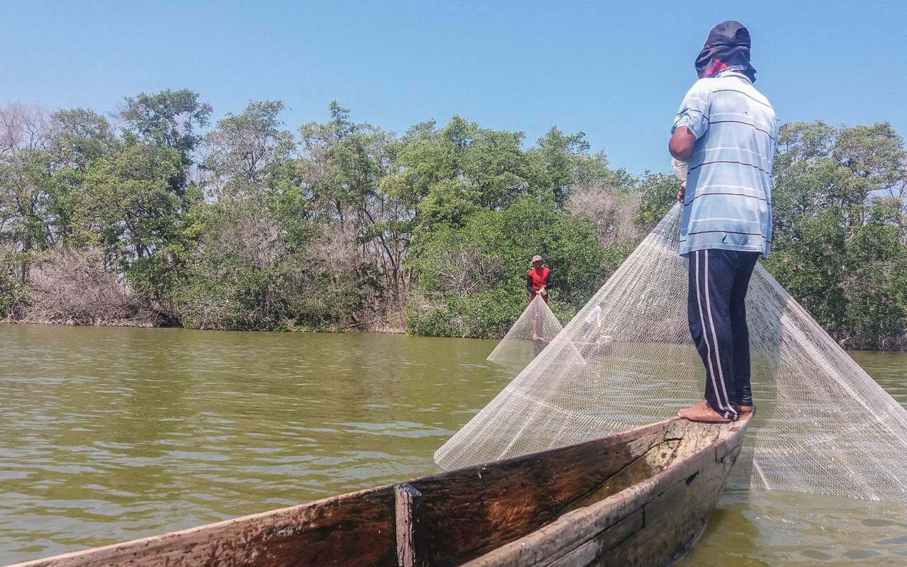 Foto de pescadores recogiendo la maya de pesca 