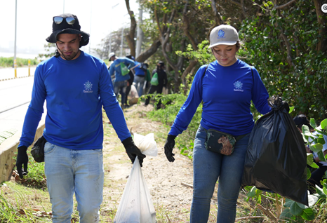 Trabajadores en Jornada de Limpieza Vía Parque Isla de Salamanca (VIPIS)
