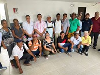 Fotos de grupo de personas en capacitación 