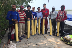 Foto de grupo de investigadores en un muelle 