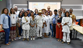 Foto de investigadores con un grupo de indígenas 