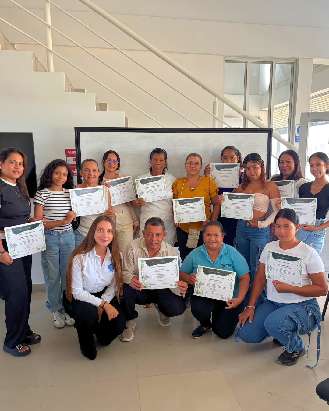 Fortalecer las capacidades empresariales de iniciativas locales y promover modelos de negocio que integren sostenibilidad ambiental, desarrollo económico y aprovechamiento responsable del territorio fue el propósito de la alianza entre el proyecto Conservación y Uso Sostenible de la Ciénaga Grande de Santa Marta (CGSM) y la Universidad EAN, a través del programa Impacta Rural y Diverso. La articulación se desarrolló como parte del Portafolio de Sostenibilidad Financiera de la Ciénaga Grande de Santa Marta, orientada al fortalecimiento de capacidades, minorías étnicas y población vulnerable. A través de un Memorando de Entendimiento, la Universidad EAN se vinculó al proceso para desarrollar actividades de formación y fortalecimiento empresarial dirigidas a negocios verdes del Sitio Ramsar Sistema Delta Estuarino del Río Magdalena–Ciénaga Grande de Santa Marta y de la Reserva de Biósfera Ciénaga Grande de Santa Marta. La Ruta estuvo enfocada en emprendimientos rurales con productos o servicios que ya se encontraran en el mercado y con posibilidades de avanzar hacia procesos de consolidación y crecimiento. El acompañamiento buscó brindar herramientas para fortalecer su organización interna, la gestión financiera, la propuesta de valor y las estrategias comerciales, incorporando al mismo tiempo las particularidades del territorio, los conocimientos locales y las oportunidades asociadas al uso sostenible de sus recursos.