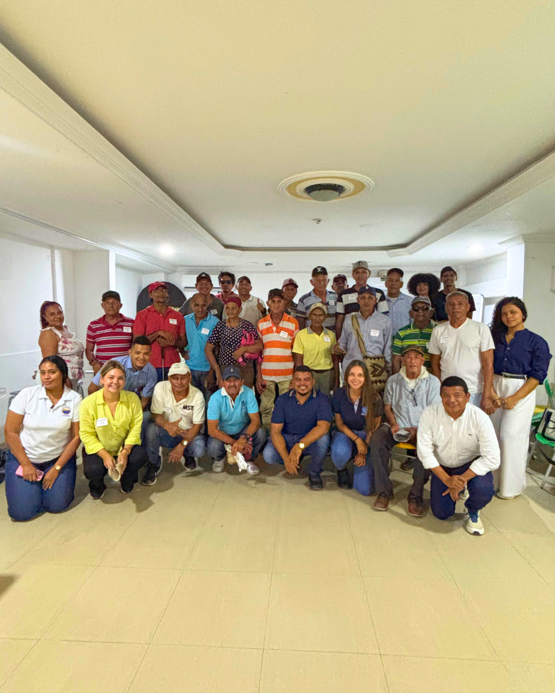 Pescadores y pescadoras de la Ciénaga Grande de Santa Marta participaron los días 14 y 21 de agosto, en Isla del Rosario y Tasajera, en jornadas de Juegos Económicos desarrolladas como parte del proyecto Conservación y Uso Sostenible de la Ciénaga Grande de Santa Marta (CGSM), en alianza con la Universidad del Magdalena. La actividad permitió recrear, mediante ejercicios basados en la teoría de juegos y la economía experimental, situaciones similares a las que enfrentan las comunidades cuando toman decisiones relacionadas con el aprovechamiento de los recursos pesqueros. A través de diferentes rondas, reglas e incentivos, los participantes pudieron observar cómo una decisión individual puede tener efectos sobre la disponibilidad del recurso y sobre el bienestar colectivo. Los ejercicios abordaron aspectos como los niveles de extracción, la cooperación entre pescadores, el cumplimiento de acuerdos voluntarios, la respuesta ante incentivos y multas y la disposición a contribuir a mecanismos colectivos. De esta manera, los Juegos Económicos se convierten en una herramienta para comprender los factores que pueden favorecer prácticas de aprovechamiento compatibles con la conservación de los recursos hidrobiológicos de la CGSM.