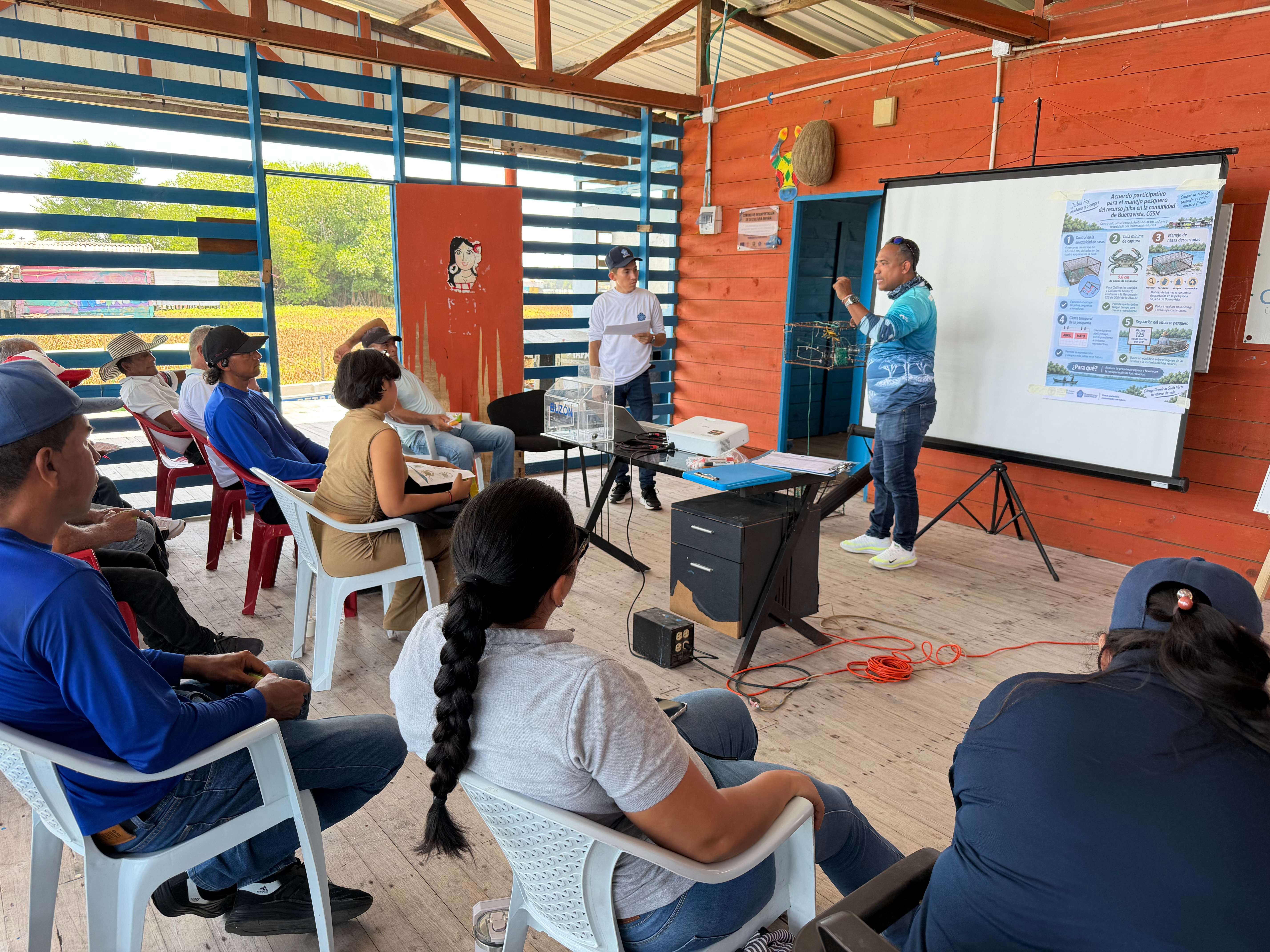 Con el propósito de fortalecer la gobernanza pesquera y promover el aprovechamiento sostenible de los recursos pesqueros de la Ciénaga Grande de Santa Marta (CGSM), el Instituto de Investigaciones Marinas y Costeras (INVEMAR), a través del programa de Valoración y Aprovechamiento de Recursos Marinos y Costeros, realizó un taller para la construcción participativa de un acuerdo de manejo pesquero del recurso jaiba, en articulación con actores de la cadena de valor de la pesca de pequeña escala de la comunidad de Buenavista, en la CGSM. La iniciativa busca integrar el conocimiento tradicional de las comunidades pesqueras con el conocimiento científico, como base para generar recomendaciones técnicas que contribuyan al mejoramiento de la selectividad de las artes de pesca tipo nasa. De esta manera, se busca avanzar hacia una actividad pesquera de pequeña escala más equitativa, resiliente frente al cambio climático y sostenible, mediante la aplicación del enfoque ecosistémico de la pesca.