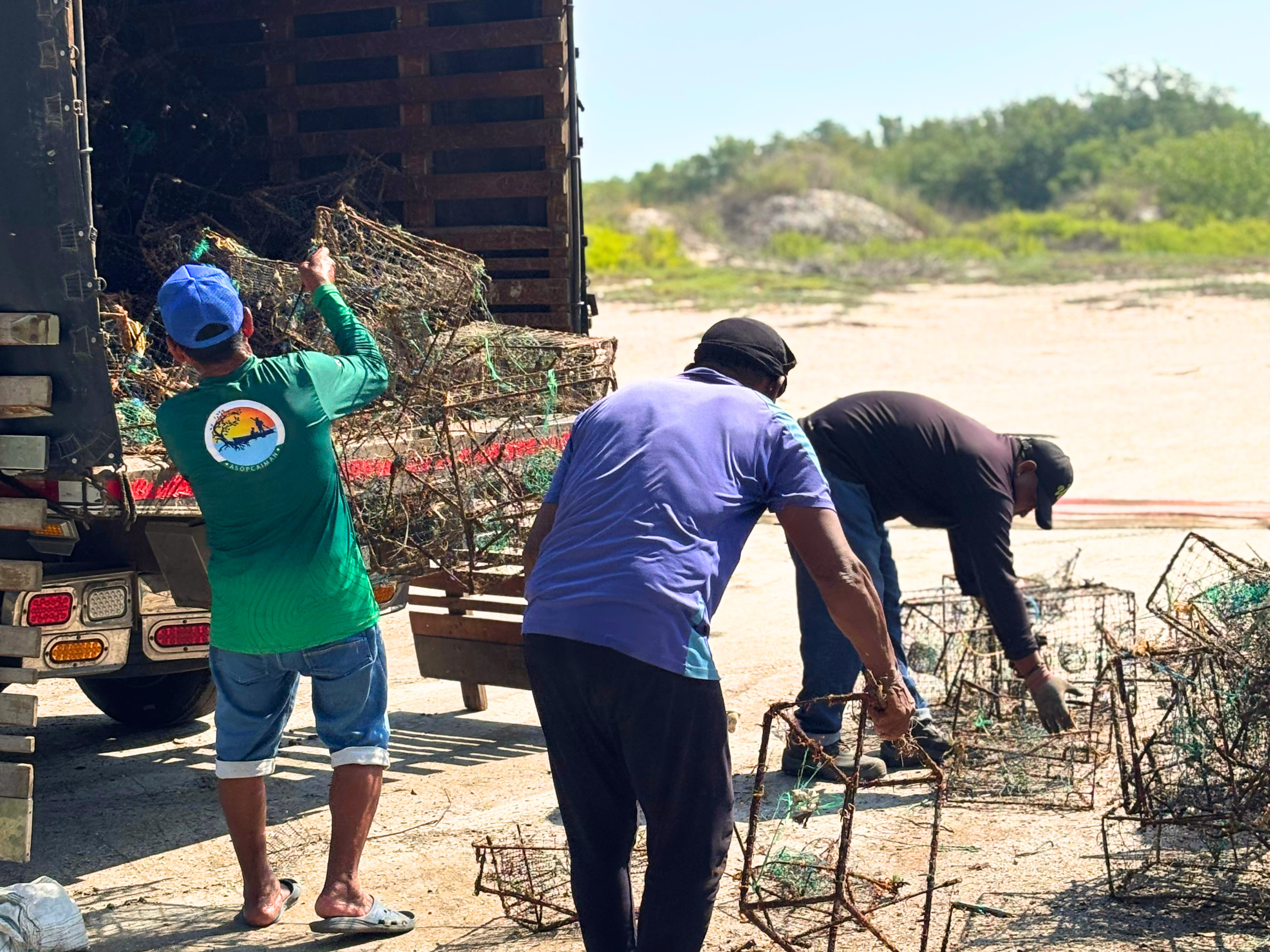 En el marco del proyecto Conservación y Uso Sostenible de la Ciénaga Grande de Santa Marta – GEF7-CGSM, se desarrolló en Puerto Caimán, Isla del Rosario, una jornada de fortalecimiento de capacidades con pescadores y pequeños comerciantes vinculados a ASOPCAIMAN, orientada a promover buenas prácticas para la pesca artesanal de jaiba. Esta actividad hace parte de las acciones de fortalecimiento del modelo de gobernanza ambiental del Sitio Ramsar Ciénaga Grande de Santa Marta y de la implementación del piloto de cogestión de la pesca artesanal con enfoque ecosistémico desarrollado por el proyecto. Estas iniciativas buscan avanzar hacia prácticas de aprovechamiento responsables y sostenibles, mediante la participación de las comunidades y la articulación institucional. El objetivo de la jornada fue promover la implementación de buenas prácticas para la pesca de jaiba en la Ciénaga Grande de Santa Marta, mediante el uso de nasas con ventanas de escape, co-creadas con ASOPCAIMAN, como una medida orientada a contribuir a la sostenibilidad del recurso y de la actividad pesquera.