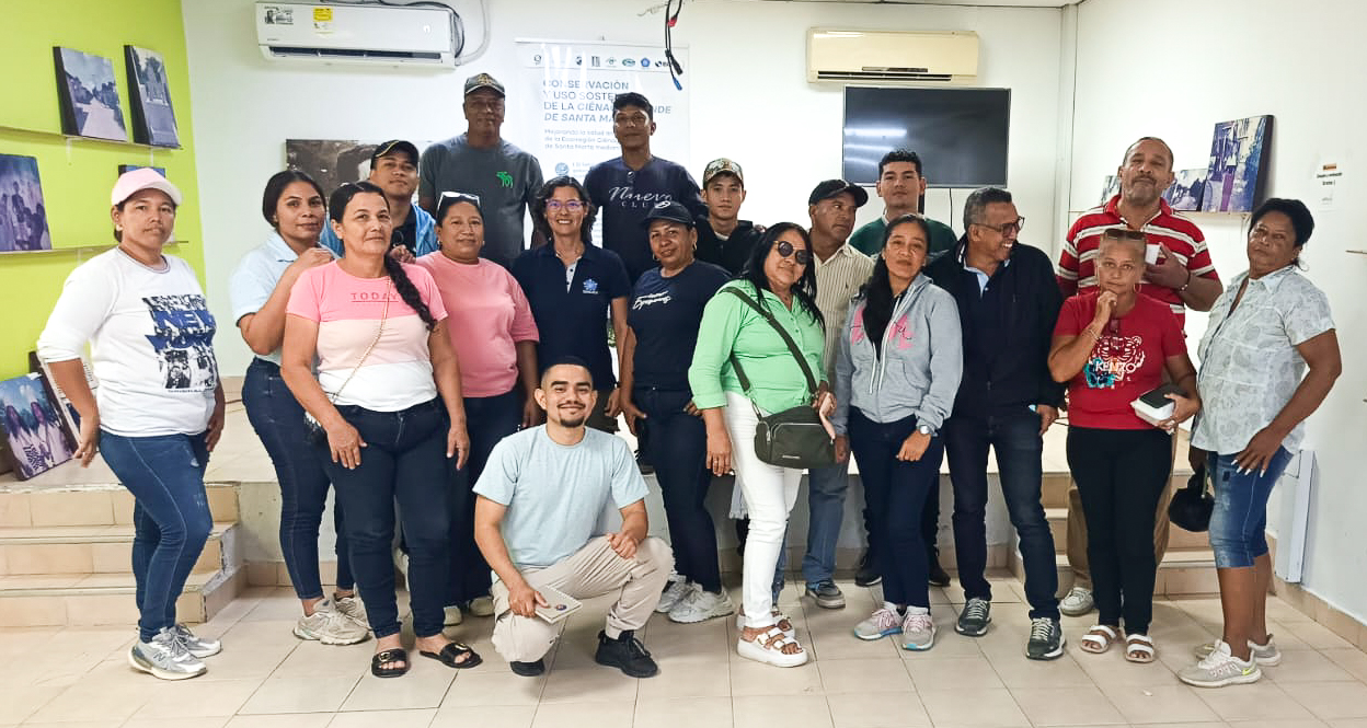 Entre el 11 y 12 de noviembre, el proyecto Conservación y Uso Sostenible de la Ciénaga Grande de Santa Marta adelantó una serie de socializaciones con las comunidades de los municipios de Aracataca, Fundación, El Retén, Pivijay, Sitionuevo, Puebloviejo y Remolino, con el fin de presentar oficialmente el inicio del estudio de línea base y monitoreo de aves que será desarrollado por la firma consultora AITEC S.A.S. Estas jornadas, reunieron a representantes de Consejos Comunitarios, JAC, asociaciones campesinas y actores locales comprometidos con la conservación del territorio. Las reuniones permitieron socializar los alcances, metodología y oportunidades de participación ciudadana dentro de este importante estudio que aportará información clave para la gestión ambiental del Sitio Ramsar CGSM y de las cuencas de los ríos Aracataca y Fundación.