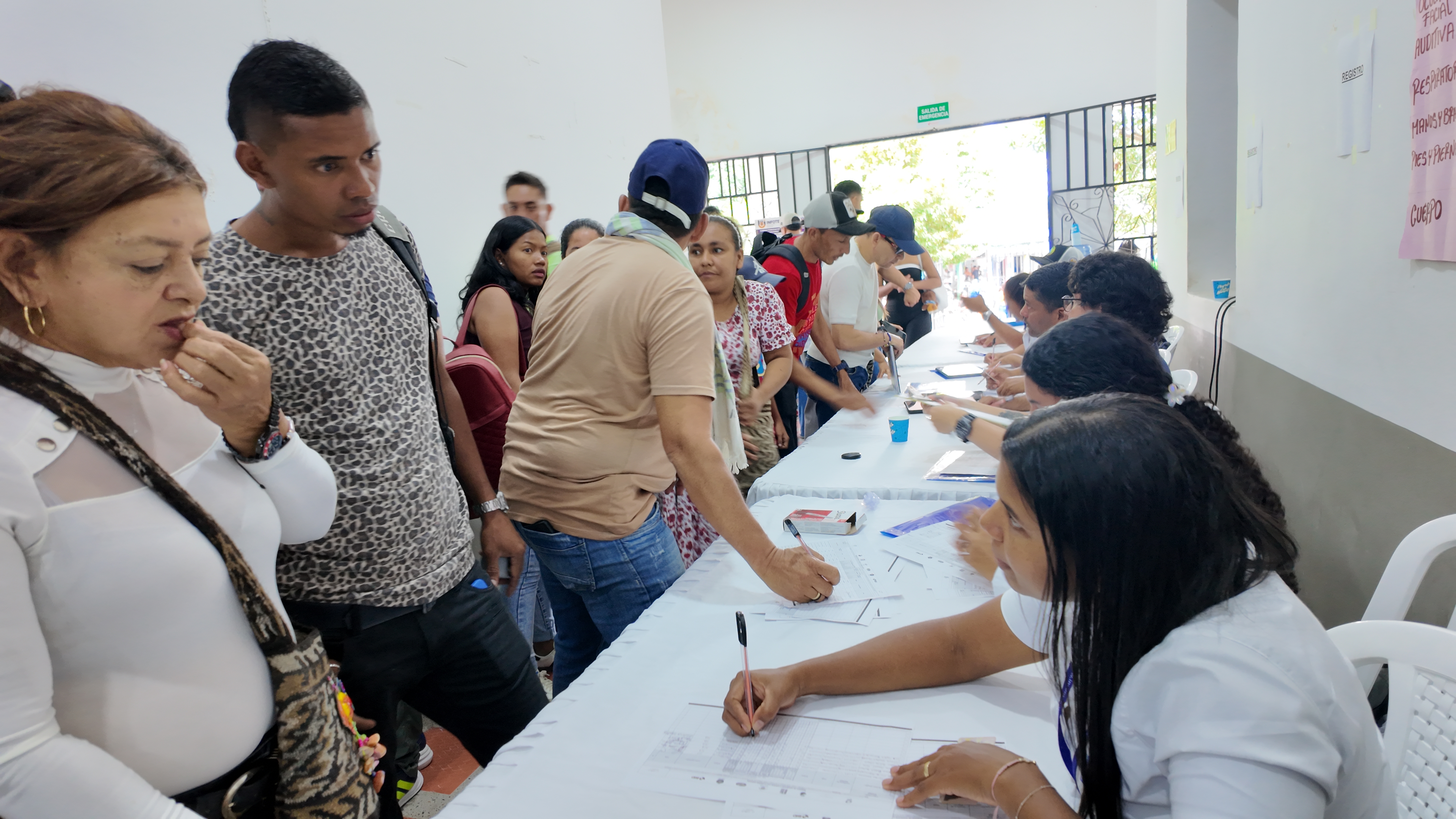 Como parte de las acciones del proyecto Conservación y Uso Sostenible de la Ciénaga Grande de Santa Marta (GEF7–CGSM), se llevó a cabo la Primera Feria Agroecológica para la Conservación de la Ciénaga Grande y la Sierra Nevada de Santa Marta, en las instalaciones de la Unicaribe, sede Aracataca; fue un espacio que integró producción local, saberes tradicionales y estrategias de sostenibilidad ambiental. La feria se consolidó como un escenario de encuentro entre proveedores, productores rurales, comunidades campesinas, afrodescendientes e indígenas, gremios productivos, academia, aliados estratégicos y ciudadanía, con el objetivo de identificar insumos para la aplicación de tecnologías que se traduzcan en prácticas productivas responsables encaminadas a la protección de los ecosistemas que conectan la Sierra Nevada de Santa Marta con la Ciénaga Grande.