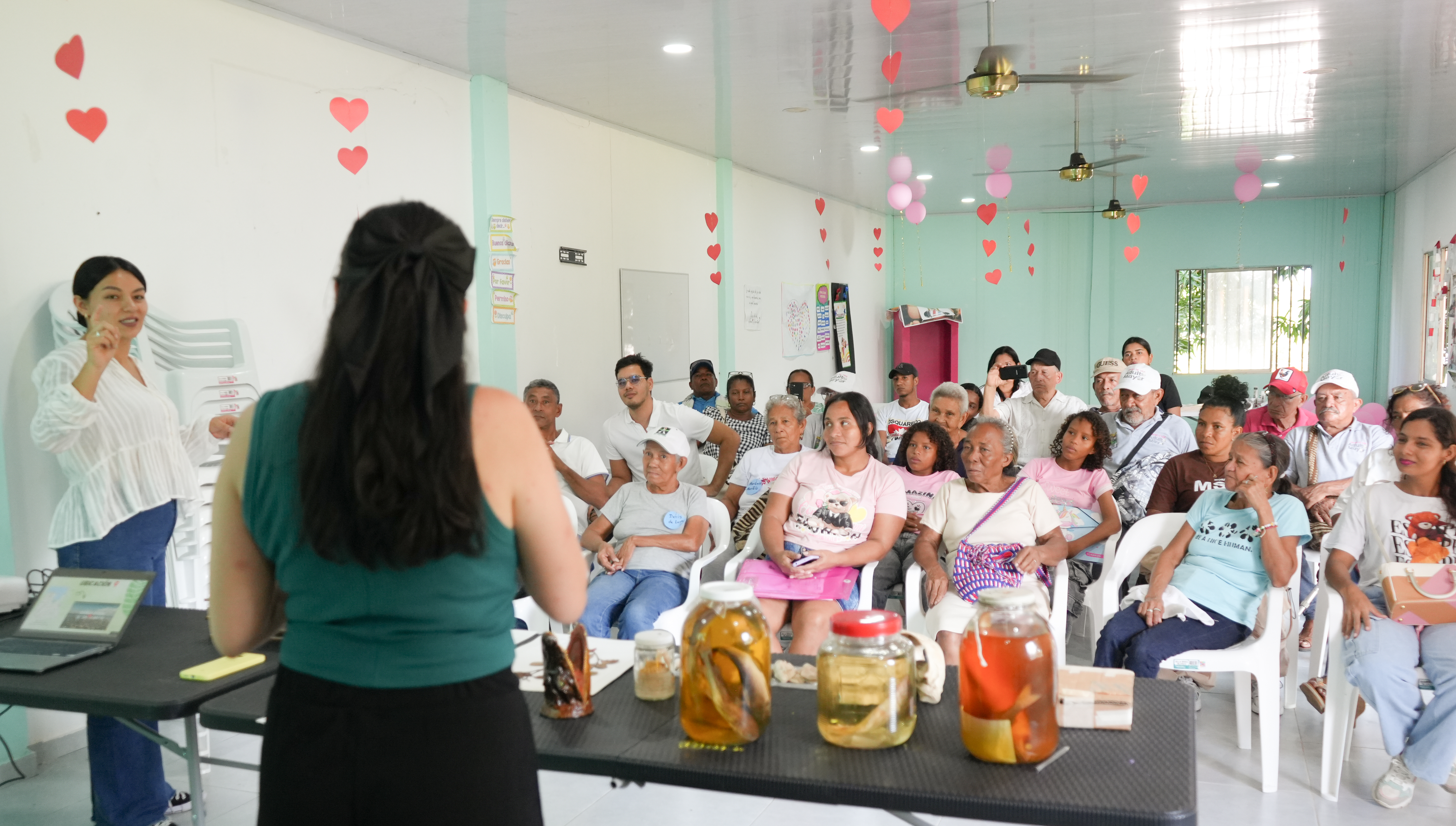 Los municipios de Aracataca  y Fundación  fueron los escenarios donde el proyecto Conservación y uso sostenible de la CGSM con el apoyo de las alcaldías locales, realizó dos talleres con enfoque diferencial y dirigidos especialmente a la comunidad de sordos.   Las jornadas fueron desarrolladas por dos licenciadas en biología, con experiencia en talleres a la comunidad sorda y conocimiento de Lengua de Señas Colombiana (LSC), y abordaron temas relacionados con el reconocimiento del territorio y su biodiversidad, promoviendo la conservación y uso sostenible de los recursos  en la ecorregión de la Ciénaga Grande.     Estos talleres se enmarcan en el objetivo del proyecto de mejorar la salud del ecosistema del Sistema Delta Estuarino del Río Magdalena – Ciénaga Grande de Santa Marta, mediante la gobernanza participativa, la conectividad de ecosistemas y la promoción de prácticas productivas sostenibles en las cuencas de Aracataca y Fundación.   