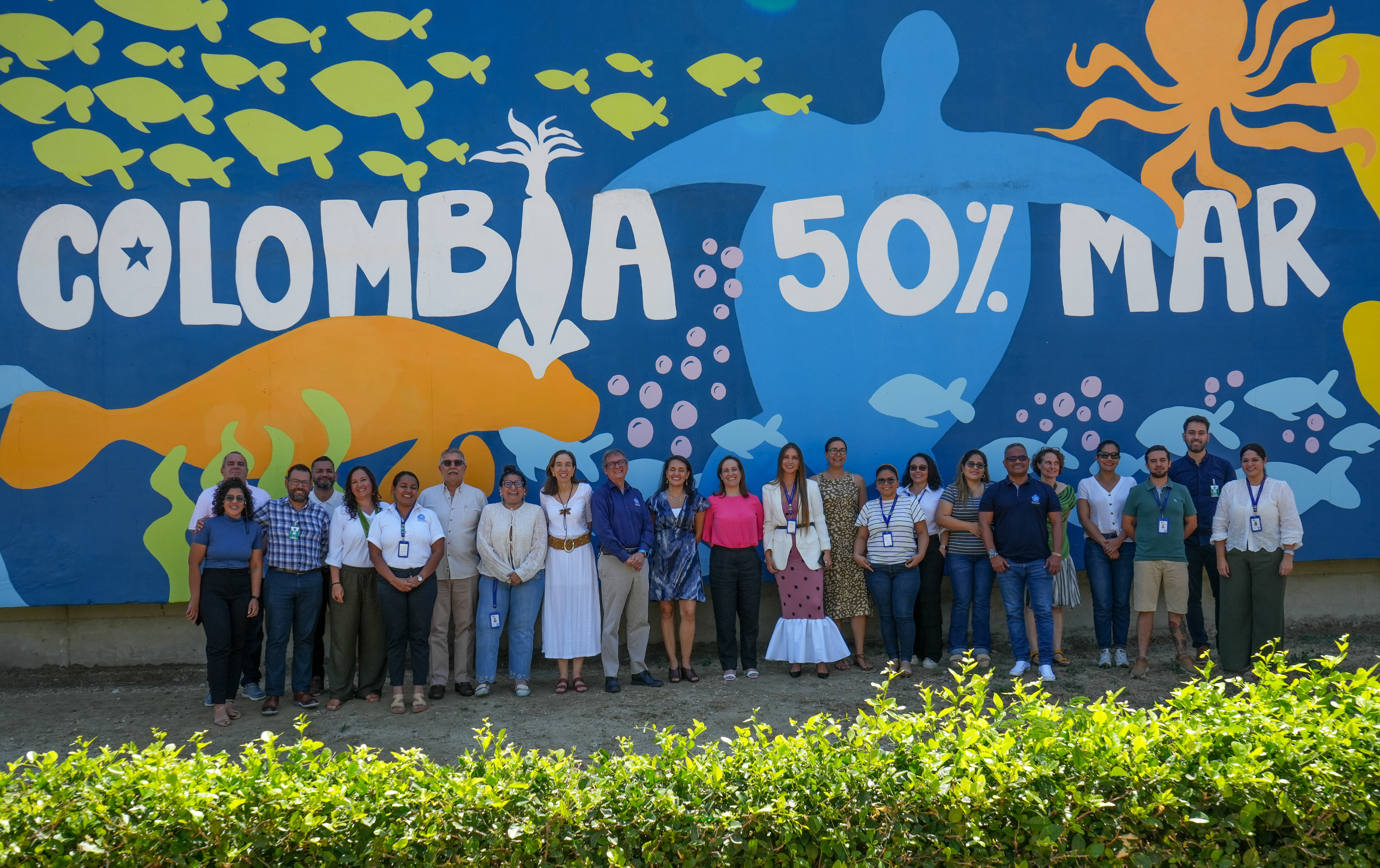 Entre el 19 y el 23 de enero 2026 el Instituto de Investigaciones Marinas y Costeras – INVEMAR recibió en su sede a representantes del Banco Interamericano de Desarrollo (BID) en el marco de una visita oficial conocida como Misión de asesoramiento, orientada a la revisión, seguimiento y acompañamiento al proyecto “Conservación y Uso Sostenible de la Ciénaga Grande de Santa Marta” (CO-G1014-GEF7) Una Misión de asesoramiento es un ejercicio técnico y estratégico que realizan los organismos financiadores para evaluar el avance de los proyectos que apoyan con recursos de cooperación internacional, verificar el cumplimiento de los objetivos, analizar los resultados alcanzados, identificar desafíos y definir conjuntamente los pasos a seguir para garantizar el impacto y la sostenibilidad de las acciones en el territorio. Estas misiones no solo cumplen una función de control y seguimiento, sino que también permiten fortalecer el diálogo entre las entidades ejecutoras, los socios del proyecto, los financiadores internacionales y los principales beneficiarios.