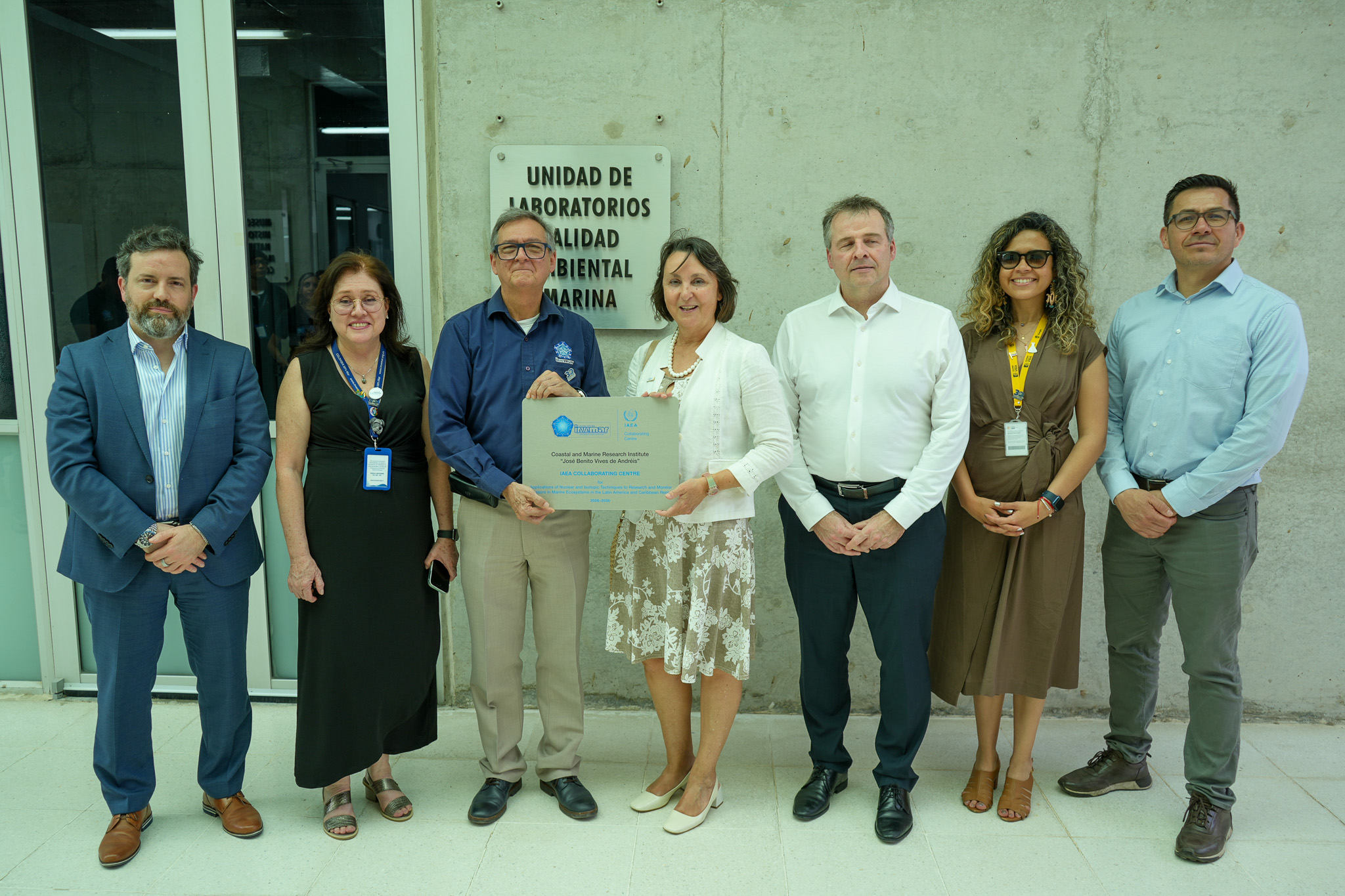 Representantes del OIEA, MinMinas e INVEMAR en Laboratorio de Calidad Ambiental Marina. Santa Marta.