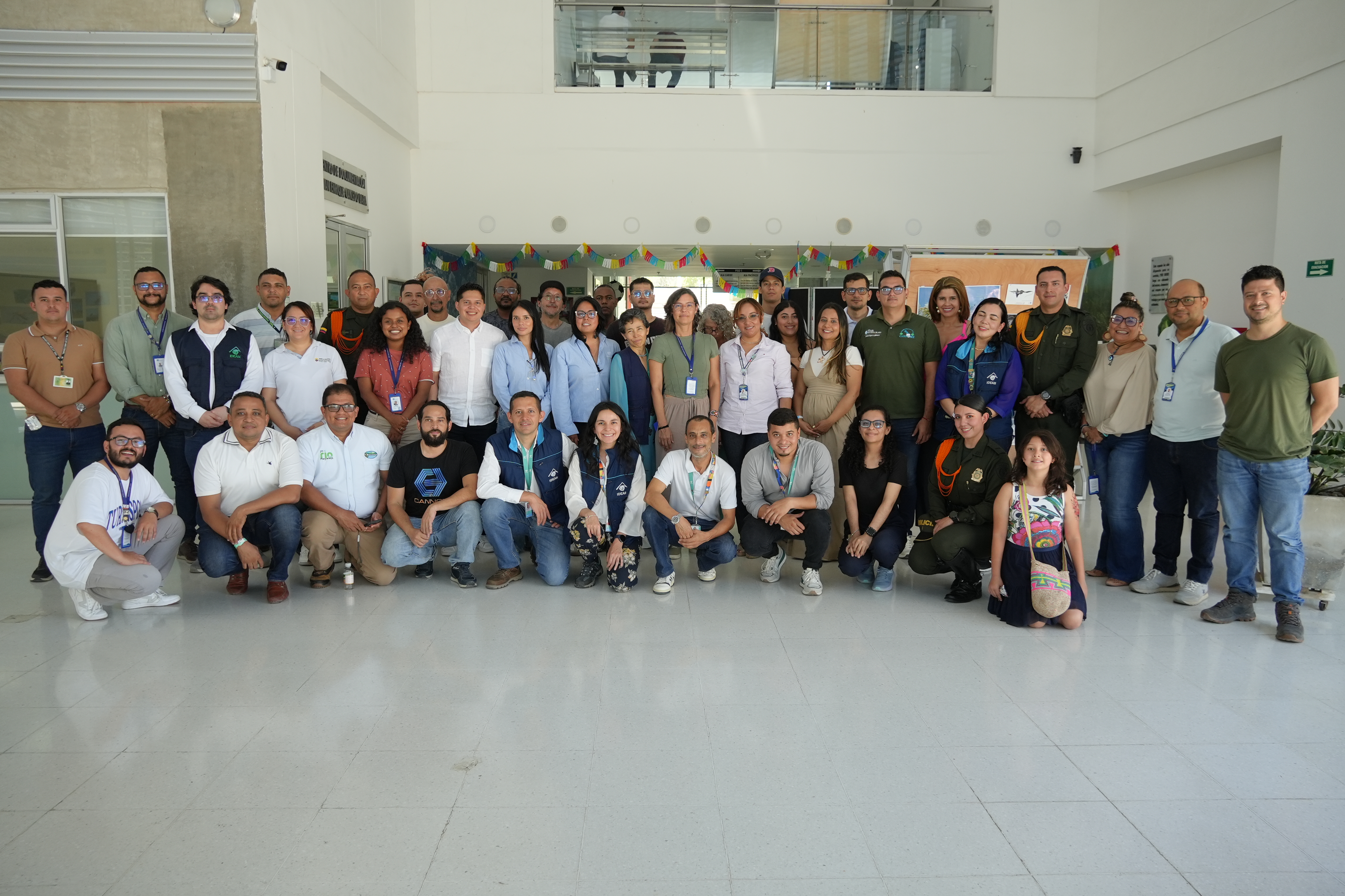 En las instalaciones del Instituto de Investigaciones Marinas y Costeras “José Benito Vives de Andréis” —INVEMAR— se realizó el 1er Encuentro Regional por el Agua – Caribe, un espacio liderado por el Instituto de Hidrología, Meteorología y Estudios Ambientales —IDEAM—, orientado al fortalecimiento de la gestión integral del recurso hídrico en la región Caribe colombiana.   El encuentro se desarrolló del 23 al 25 de junio de 2026 en el Auditorio Auxiliar del Edificio Ernesto Guhl y reunió a representantes de entidades ambientales, instituciones de investigación, autoridades territoriales, academia, organizaciones vinculadas a la planificación y monitoreo del agua, así como actores estratégicos del Sistema Nacional Ambiental. INVEMAR participó como entidad anfitriona y brindó apoyo técnico, logístico e institucional para el desarrollo de este espacio de intercambio de conocimientos y articulación interinstitucional.   Durante tres días, la agenda abordó temas clave para la gestión del agua en el Caribe colombiano, entre ellos la gobernanza hídrica, el monitoreo hidrometeorológico, la calidad del agua, las aguas subterráneas, la oferta y demanda hídrica, el uso de información estratégica y las herramientas satelitales aplicadas al seguimiento ambiental. 