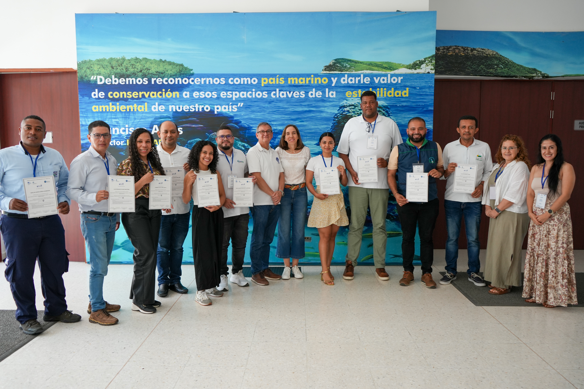 Foto grupal de Funcionarios de Corporaciones Autónomas Regionales con jurisdicción marina y costera y del Ministerio de Ambiente y Desarrollo Sostenible, quienes participaron del curso MIZC - PEM.