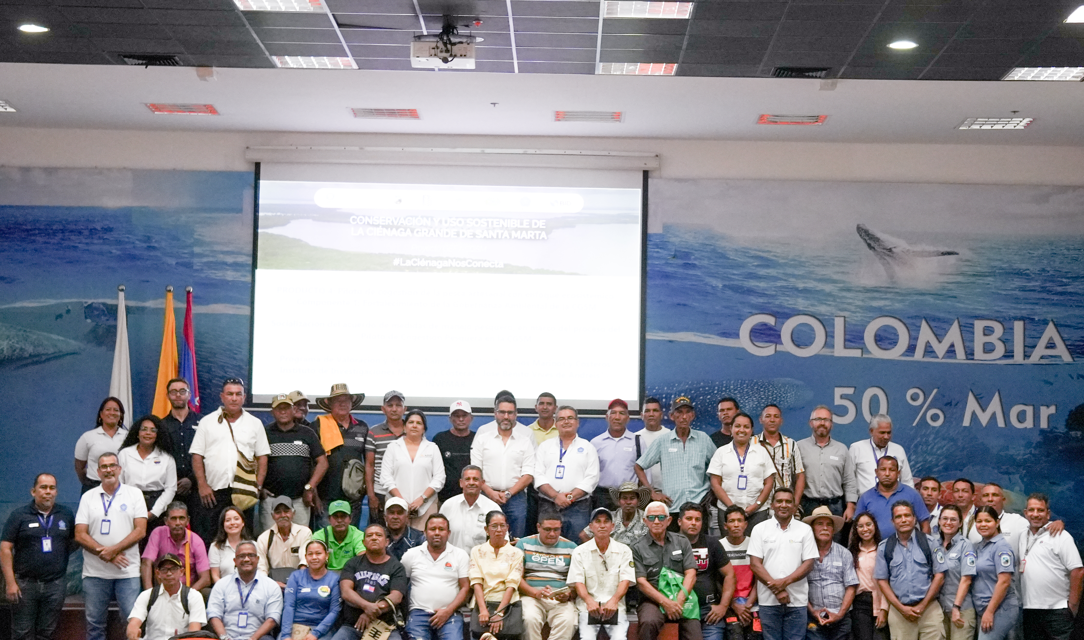 En un acto esperado por más de 25 años en las comunidades de la Ciénaga Grande de Santa Marta (CGSM), el pasado viernes 24 de octubre se firmó en el auditorio principal del Instituto de Investigaciones Marinas y Costeras “José Benito Vives de Andréis” – INVEMAR, el Acuerdo de Voluntades sobre Medidas de Manejo Pesquero para la CGSM), un hito en la construcción participativa de la gobernanza pesquera con enfoque ecosistémico en el país.  El evento reunió a pescadores de los pueblos palafíticos de Nueva Venecia, Buenavista y Bocas de Aracataca, así como pescadores de Comunidades de Ciénaga, de Puebloviejo (Nueva Frontera, Cabecera Municipal, Isla del Rosario y Tasajera); población aledaña al Caño Clarín de la comunidad de Palermo (Sitionuevo). junto a representantes de instituciones nacionales y locales como la Autoridad Nacional de Acuicultura y Pesca – AUNAP, el Ministerio de Ambiente y Desarrollo Sostenible, CORPAMAG, Parque Nacionales Naturales, la gobernación del Magdalena, autoridades municipales, líderes comunitarios y la Universidad del Magdalena.