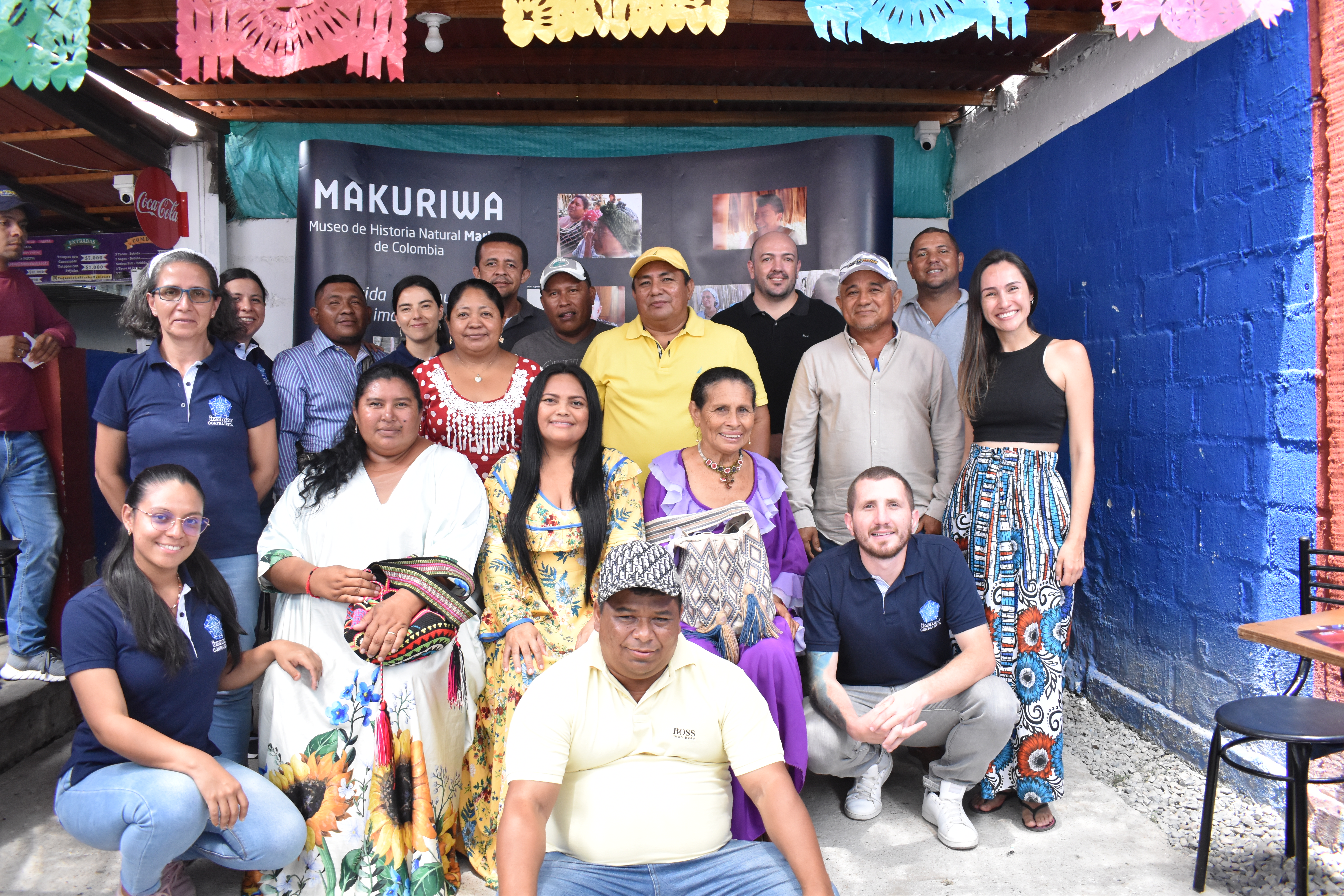 Foto grupal del equipo de trabajo de PALAA con miembros de la comunidad