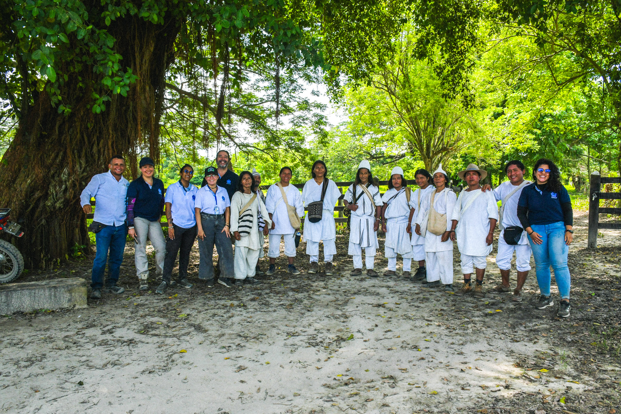 Representantes de INVEMAR y de los pueblos Kogui y Arhuaco en la Finca La Española durante el recorrido