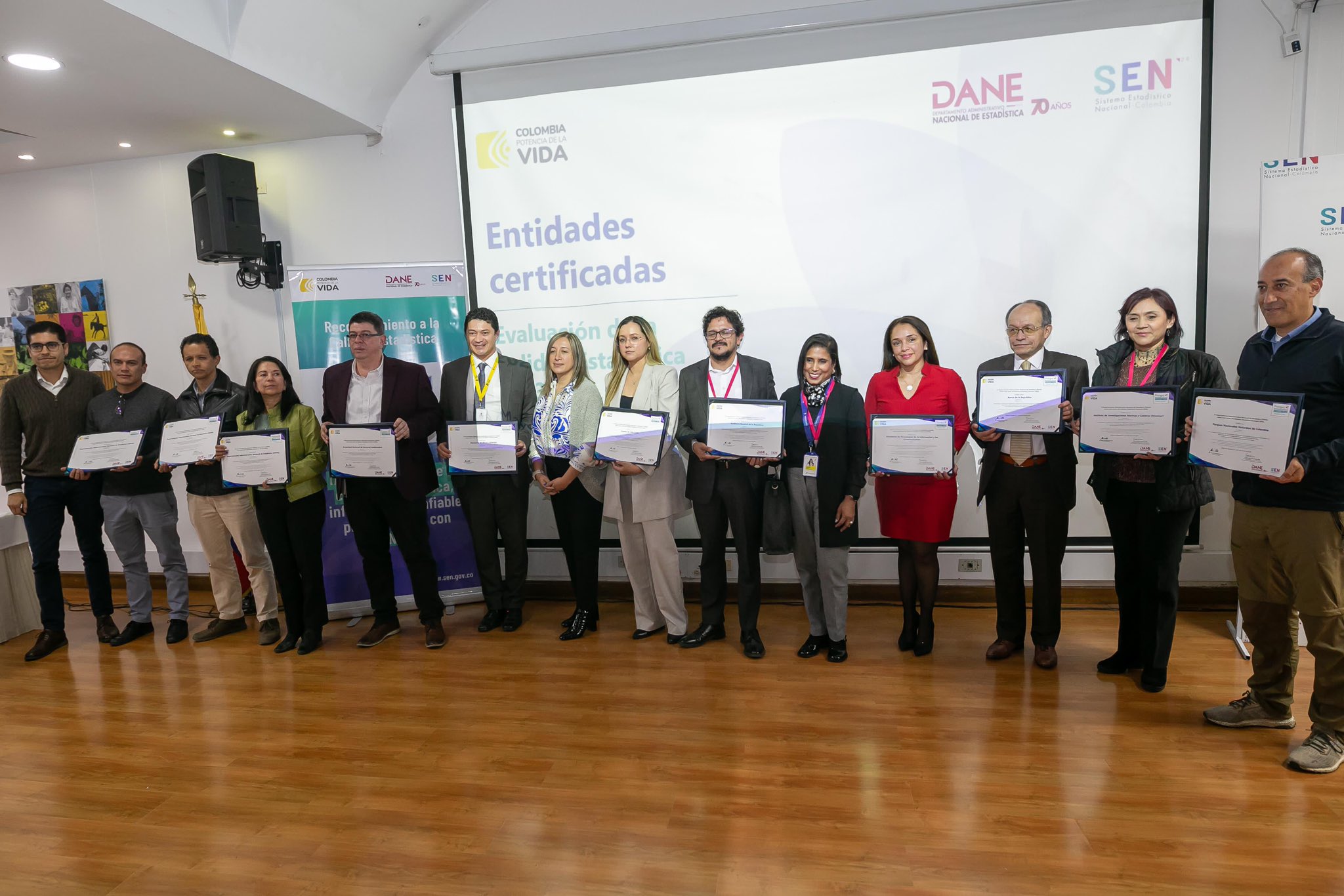 Foto grupal de representantes de las entidades certificadas por el DANE