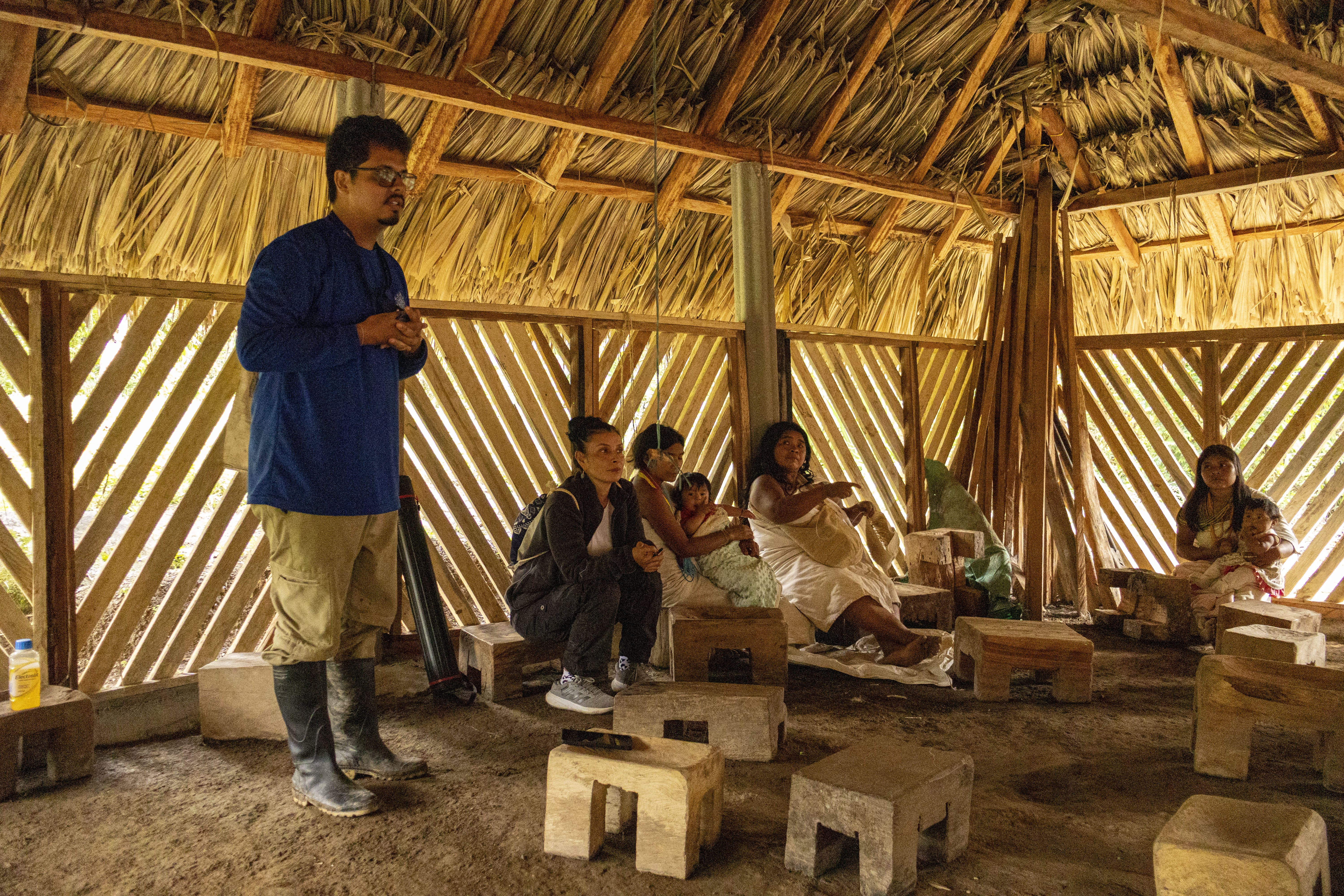 Entre el 1 y el 4 de diciembre, el Instituto de Investigaciones Marinas y Costeras – INVEMAR realizó una visita de trabajo a la comunidad indígena Kogui de Setaminaka, ubicada en la Sierra Nevada de Santa Marta, con el propósito de reconocer el territorio y planificar acciones conjuntas de conservación y restauración del bosque de galería o bosque ribereño, en el marco del proyecto Conservación y Uso Sostenible de la Ciénaga Grande de Santa Marta (GEF7-CGSM) La jornada se consolidó como un espacio de diálogo intercultural y construcción de confianza, en el que investigadores de INVEMAR y líderes del pueblo Kogui compartieron visiones, conocimientos y experiencias sobre el cuidado del territorio, el agua y los ecosistemas que conforman la cuenca del río Aracataca, uno de los sistemas hídricos estratégicos para la sostenibilidad ambiental de la Ciénaga Grande de Santa Marta.