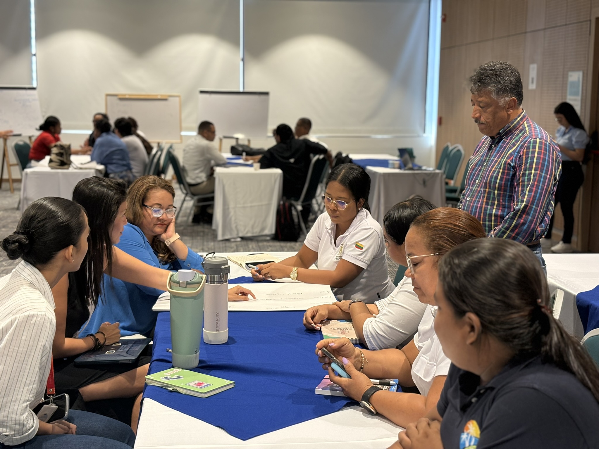 Un nuevo diagnóstico revela brechas críticas en la gestión de residuos en Cartagena y Barranquilla, donde el plástico ya impacta ecosistemas clave del Caribe colombiano.