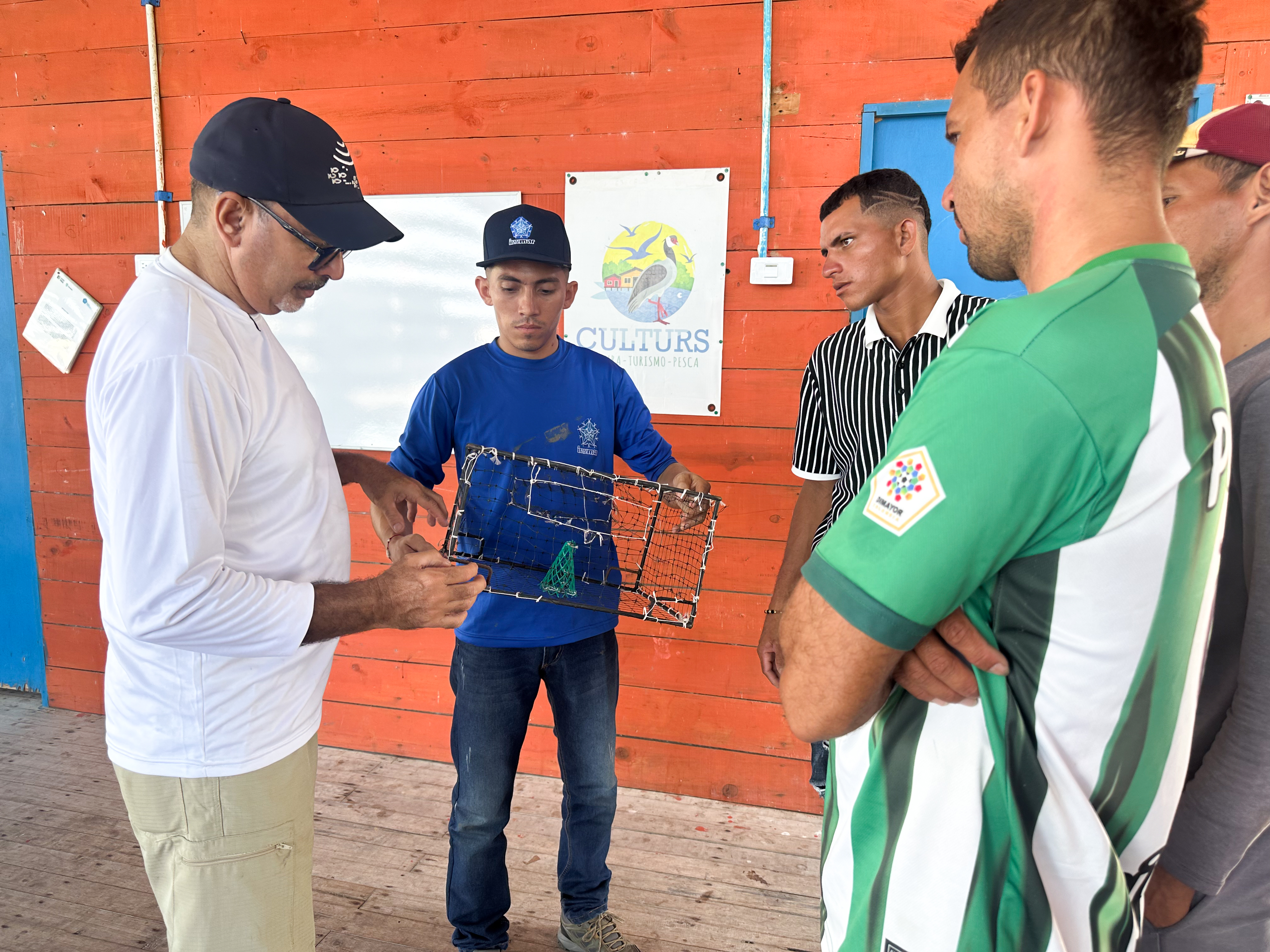 En la Ciénaga Grande de Santa Marta, uno de los ecosistemas lagunares más importantes de Colombia, la sostenibilidad pesquera empieza a construirse desde el diálogo entre saberes. El pasado 13 de marzo, INVEMAR lideró una jornada clave en la comunidad palafítica de Buenavista, en el municipio de Sitionuevo, donde pescadores artesanales y científicos se sentaron a diseñar juntos un modelo sostenible para la pesca de jaibas (Callinectes spp.).