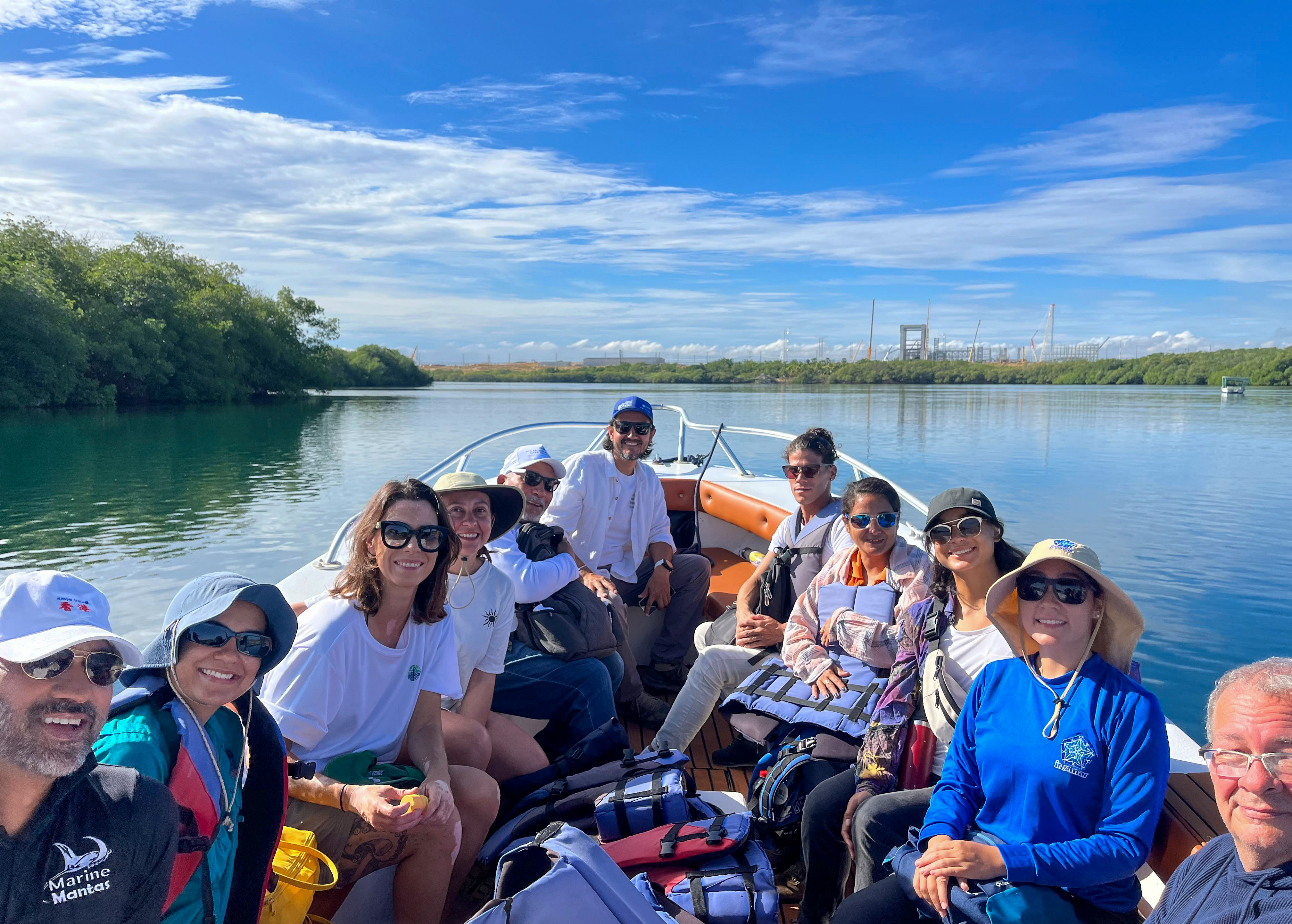 El Instituto participó en el Caribbean Roadshow 2026, un espacio de intercambio científico y técnico que reunió a representantes de cinco países del Caribe para compartir experiencias sobre restauración de manglares, resiliencia costera y adaptación al cambio climático basada en ecosistemas. Del 11 al 14 de octubre de 2026, el Instituto de Investigaciones Marinas y Costeras (INVEMAR), participó en el Caribbean Roadshow, desarrollado en Montecristi, República Dominicana, en el marco del proyecto Costas Resilientes – Mar Caribe, liderado por el Stockholm Environment Institute (SEI) y financiado por la Swedish Postcode Lottery Foundation. El encuentro reunió a representantes de Cuba, Colombia, Trinidad y Tobago, Aruba y República Dominicana, con el propósito de intercambiar conocimientos, conocer experiencias de restauración desarrolladas en territorio y fortalecer las alianzas institucionales para la conservación de los ecosistemas marino-costeros del Gran Caribe. Esta iniciativa forma parte de un esfuerzo de cooperación entre gobiernos, comunidades, instituciones científicas y organizaciones de ocho países de América Latina y el Caribe, orientado a promover la restauración ecológica, la adaptación climática y el desarrollo de soluciones basadas en la naturaleza (SbN). Uno de los principales enfoques del proyecto es la implementación de Laboratorios Vivos, espacios que integran investigación científica, conocimientos locales, experimentación y participación comunitaria para desarrollar y evaluar estrategias de restauración en condiciones reales. Actualmente, el proyecto cuenta con experiencias demostrativas en Montecristi, República Dominicana, enfocadas en ecosistemas de manglar, y en Varadero, Colombia, centradas en arrecifes coralinos.