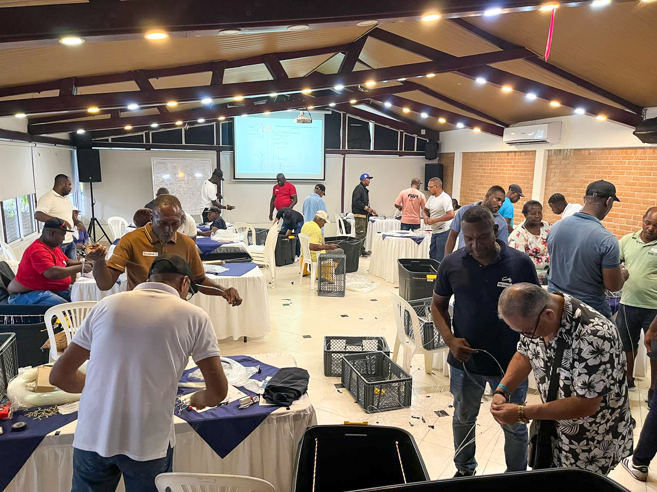 Dos talleres realizados en Tumaco y Bahía Solano reunieron a 53 pescadores artesanales de 16 organizaciones para fortalecer sus capacidades en el diseño, la construcción y la operación de artes de pesca selectiva.   El Instituto de Investigaciones Marinas y Costeras (INVEMAR) y el Ministerio de Agricultura y Desarrollo Rural (MADR) continúan trabajando por el fortalecimiento de la pesca artesanal en el Pacífico colombiano, mediante procesos de capacitación que promueven el uso de tecnologías selectivas y prácticas responsables con los recursos pesqueros y los ecosistemas marinos.   En el marco del Convenio Interadministrativo No. 202620783, se realizaron dos talleres teórico-prácticos sobre el diseño, la construcción y la operación de artes de pesca selectiva para la captura de atún y dorado. La primera jornada tuvo lugar en Tumaco, Nariño, del 2 al 4 de octubre de 2026, y la segunda se desarrolló en Bahía Solano, Chocó, del 7 al 9 de octubre.