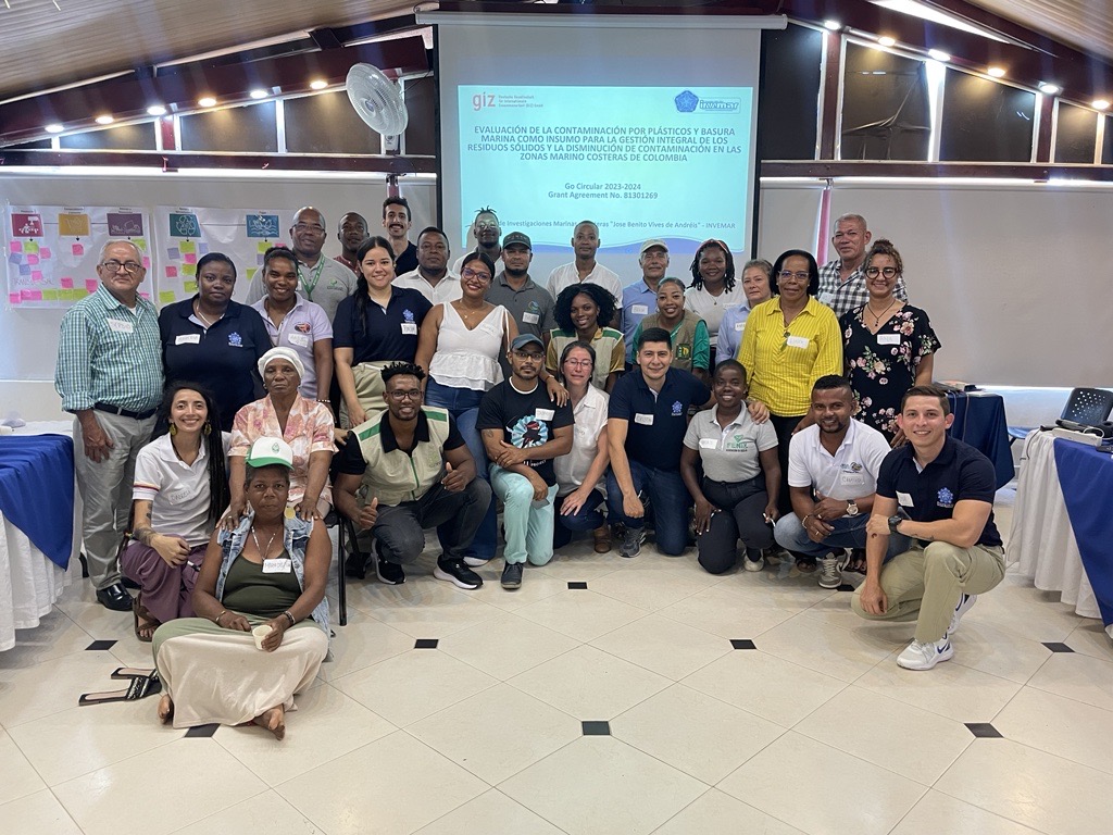 Participantes del taller e intercambio de conocimientos para la gestión de residuos sólidos