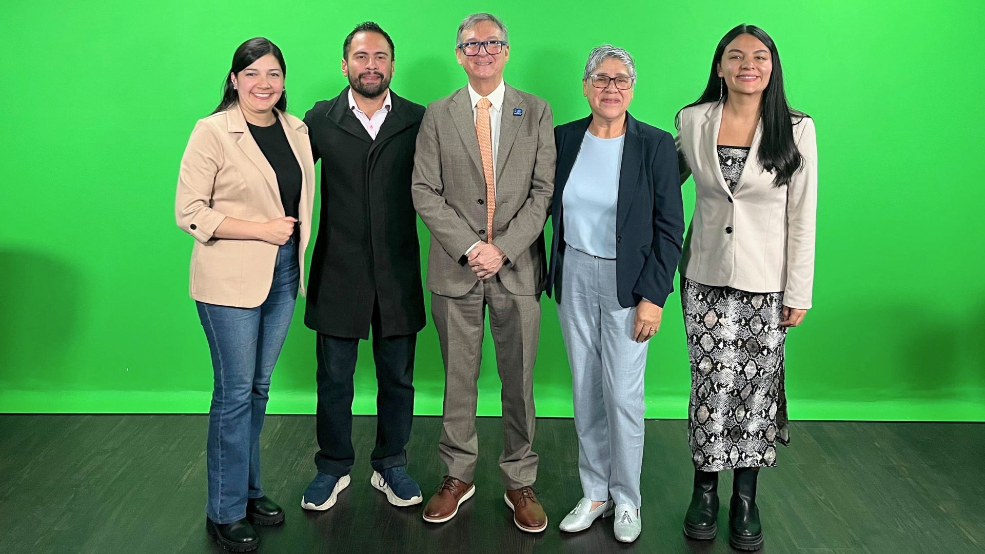 El Instituto de Investigaciones Marinas y Costeras José Benito Vives de Andréis —INVEMAR— y el Instituto Nacional para Sordos —INSOR— lanzaron un nuevo vocabulario en Lengua de Señas Colombiana, compuesto por 120 términos asociados al océano, disponibles desde hoy en la plataforma INSOR Educativo y en el canal de YouTube del INVEMAR.   Ambas instituciones se unieron para celebrar anticipadamente el Día Mundial de los Océanos y anunciarle, principalmente a la comunidad sorda del país que “Océano en Señas”, una apuesta de educación marina inclusiva que facilita el acceso al conocimiento científico sobre el océano a través de la Lengua de Señas Colombiana ya está disponible. 