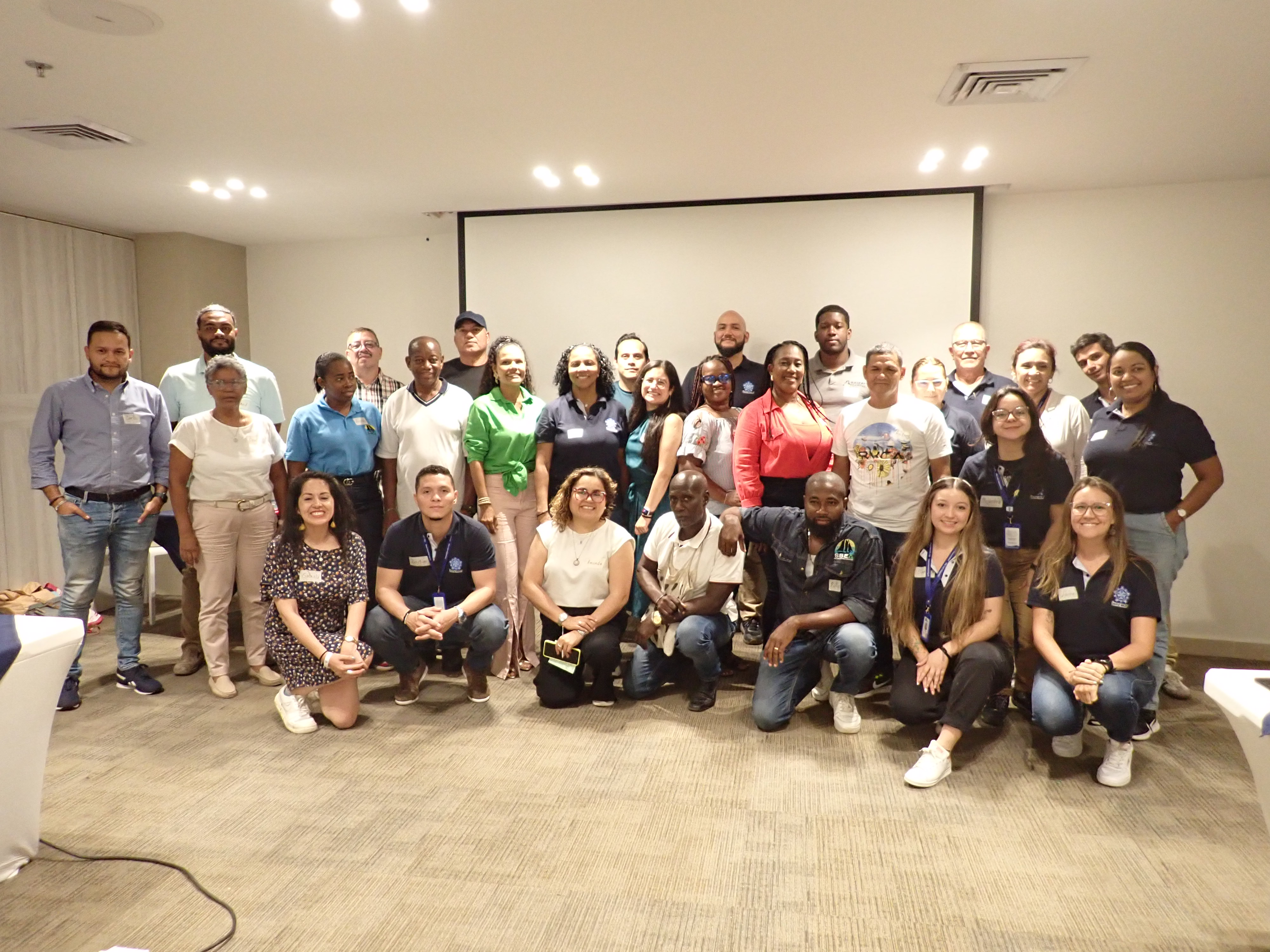 Foto grupal de participantes a mesas de trabajo proyecto IKI