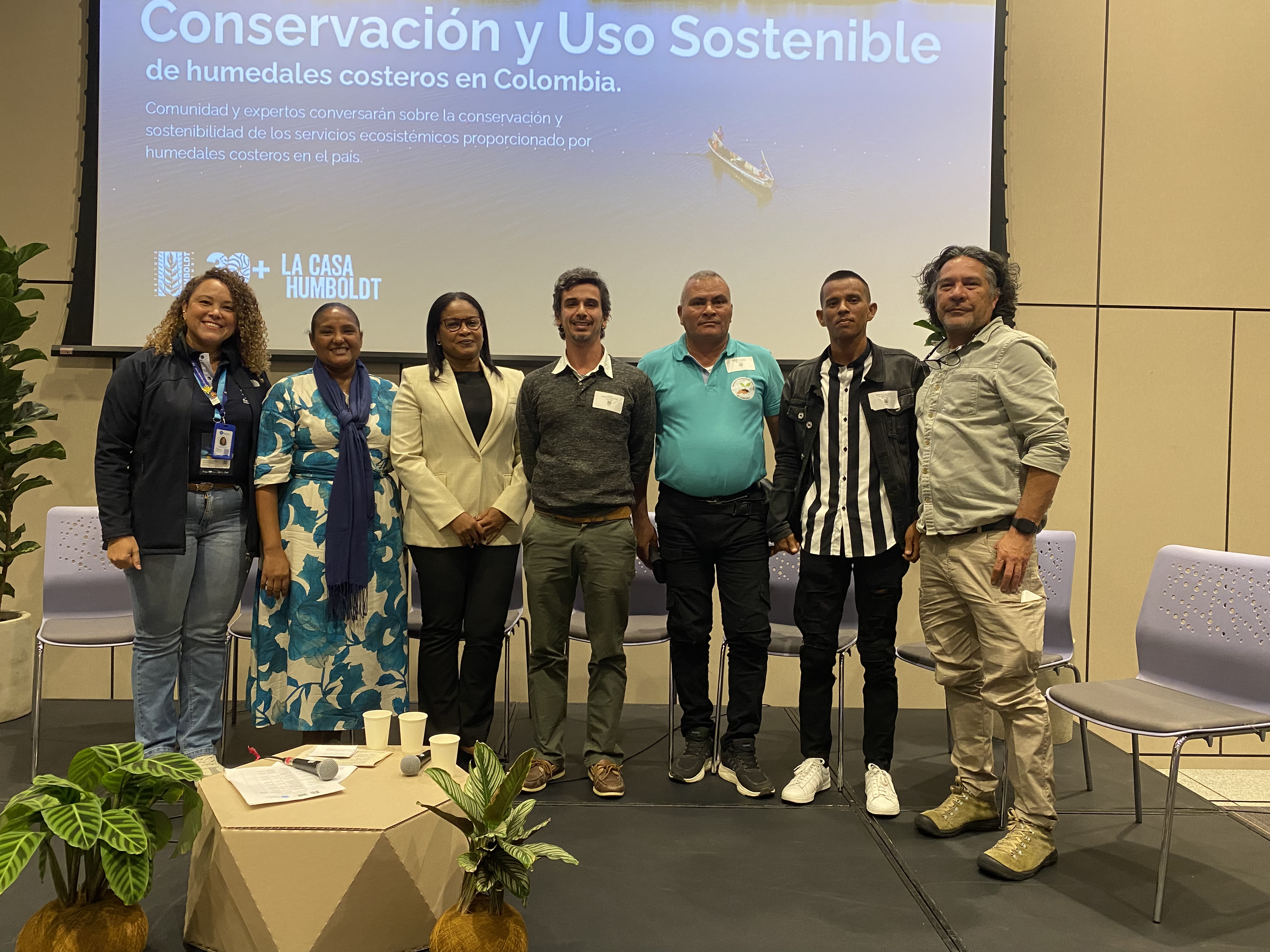 Entre el 9 y el 11 de septiembre, el Centro de Convenciones Ágora fue el escenario de la Cumbre Internacional de Sostenibilidad e Innovación Ambiental, un encuentro que reunió a representantes de gobiernos, la academia, organizaciones internacionales, sectores productivos y sociedad civil, con el objetivo de intercambiar conocimientos y experiencias frente a los desafíos que hoy enfrenta el planeta en materia ambiental. El Instituto de Investigaciones Marinas y Costeras José Benito Vives de Andréis-INVEMAR, participó de manera destacada a través de diferentes espacios de diálogo, socialización y construcción colectiva que reflejaron su compromiso con la generación de conocimiento científico para la conservación de los ecosistemas marinos y costeros del país.