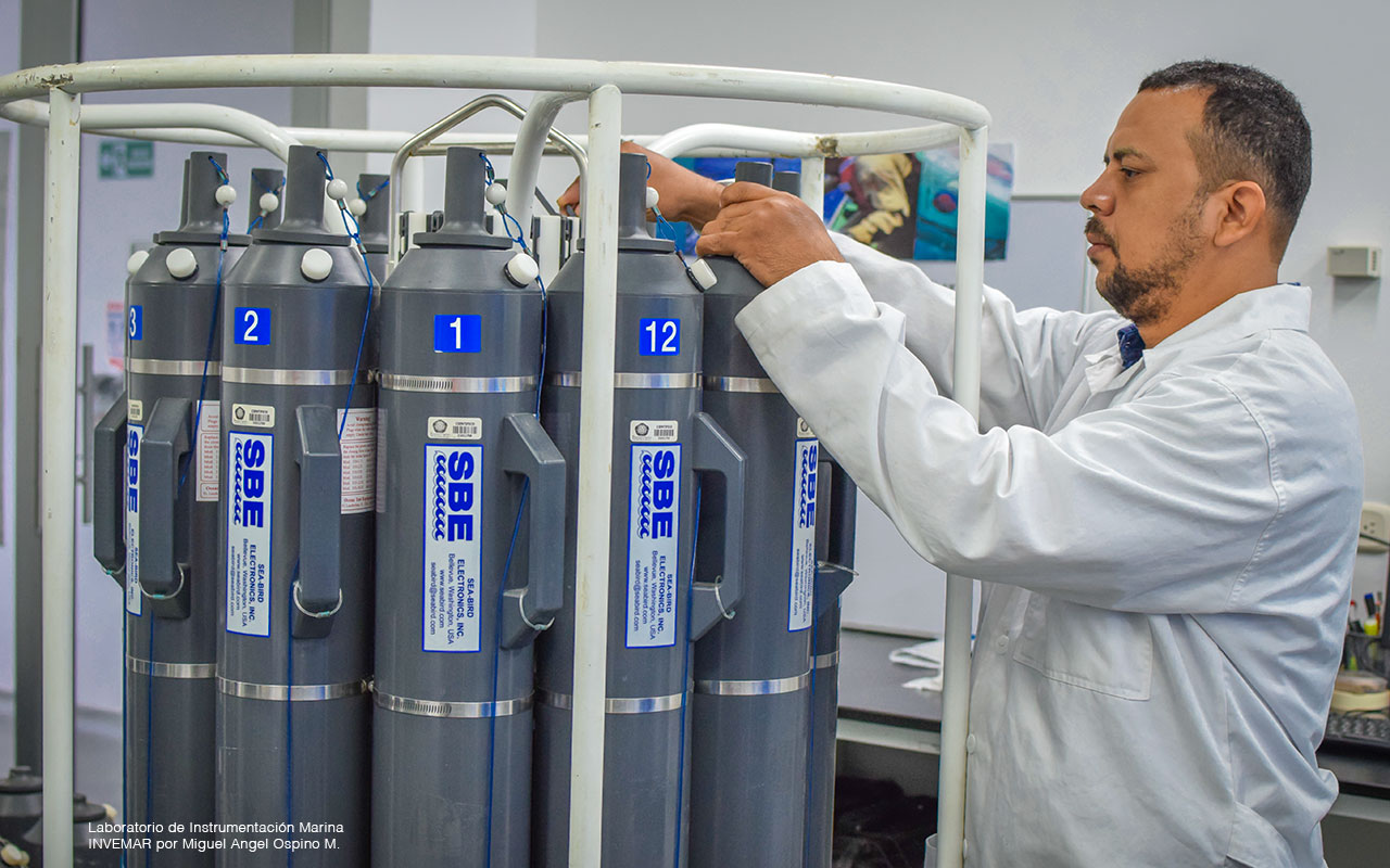 Foto de personal utilizando los equipos del laboratorio LABIMA