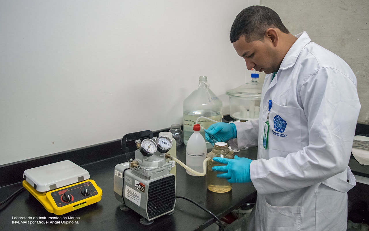 Foto de personal utilizando los equipos del laboratorio LABIMA