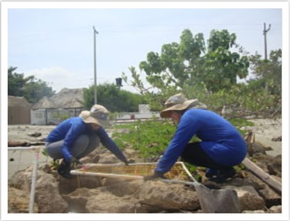 Foto de dos personas realizando monitoreo ambiental 