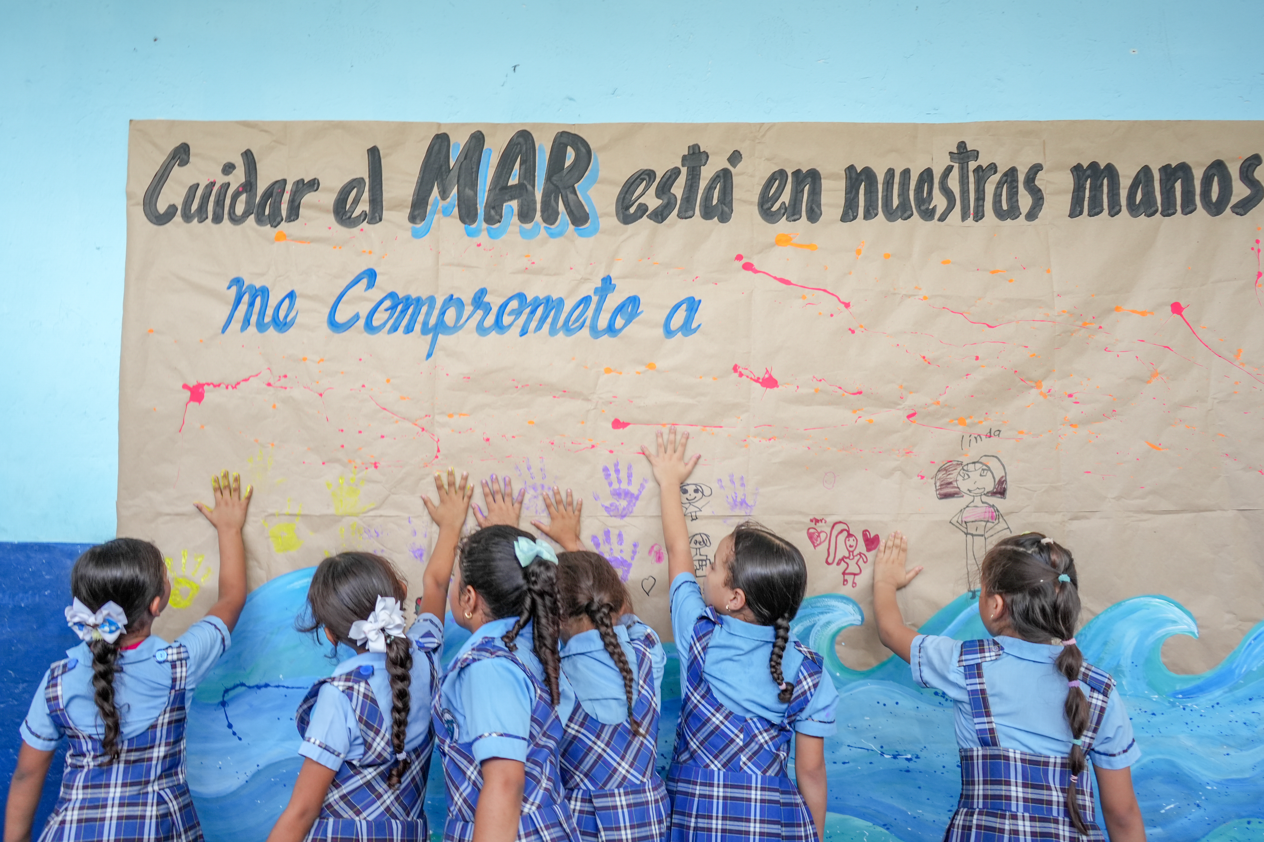Niños participando en jornada de cultura oceánica