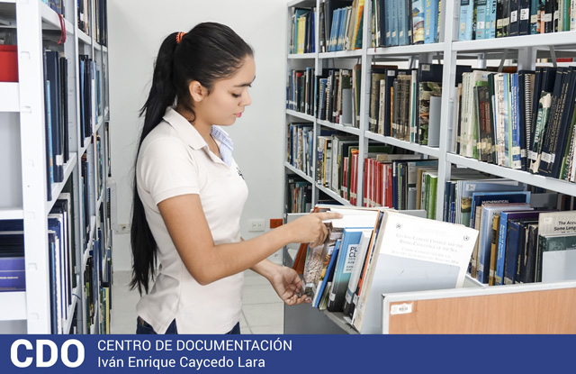 Foto de mujer organizando los estantes del CDO 