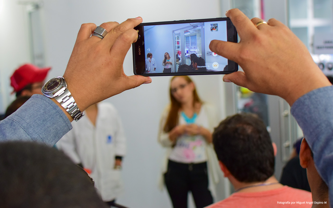 Foto de grupo de personas en el museo en la parte de los laboratorios 