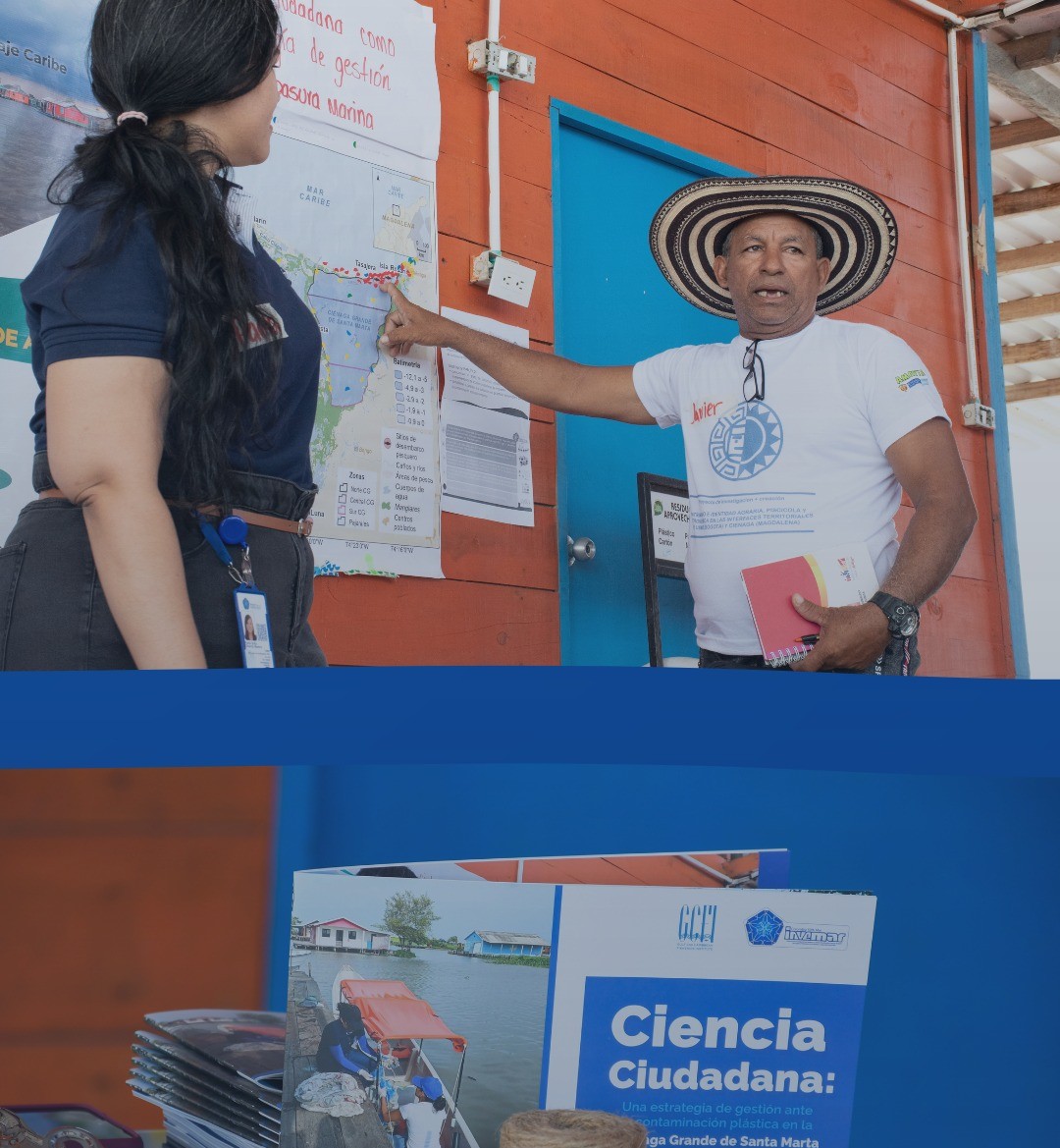 Imagen compuesta que documenta un proceso de colaboración e innovación abierta en un espacio comunitario. En la parte superior, dos personas revisan un mapa impreso fijado a una pared de madera, señalando información territorial durante una actividad de análisis. En la parte inferior, se observan materiales informativos y publicaciones apiladas, entre ellas un folleto con el título visible “Ciencia Ciudadana”, junto a imágenes relacionadas con actividades locales. La escena refleja trabajo colaborativo, intercambio de conocimiento y uso de herramientas visuales para el análisis participativo.