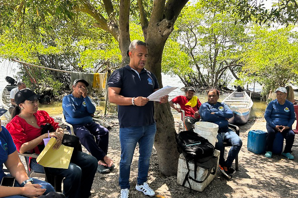 En un paso firme hacia la consolidación de modelos sostenibles de pesca artesanal con enfoque ecosistémico en la Ciénaga Grande de Santa Marta (CGSM), el Instituto de Investigaciones Marinas y Costeras (INVEMAR), en su rol de acompañamiento técnico-científico al Ministerio de Ambiente y Desarrollo Sostenible, acompañó la firma de la primera prórroga del Acuerdo de Comercialización del recurso pesquero Jaiba (Callinectes sapidus y/o Callinectes bocourti) entre la Asociación de Pescadores Artesanales Unidos por la Recuperación de Puerto Caimán (ASOPCAIMAN) y la empresa procesadora Mares de Colombia S.A. Este evento representa un hito en la cogestión pesquera con actores del territorio, al consolidar una alianza productiva basada en principios de pesca responsable, trazabilidad y sostenibilidad ecológica y social