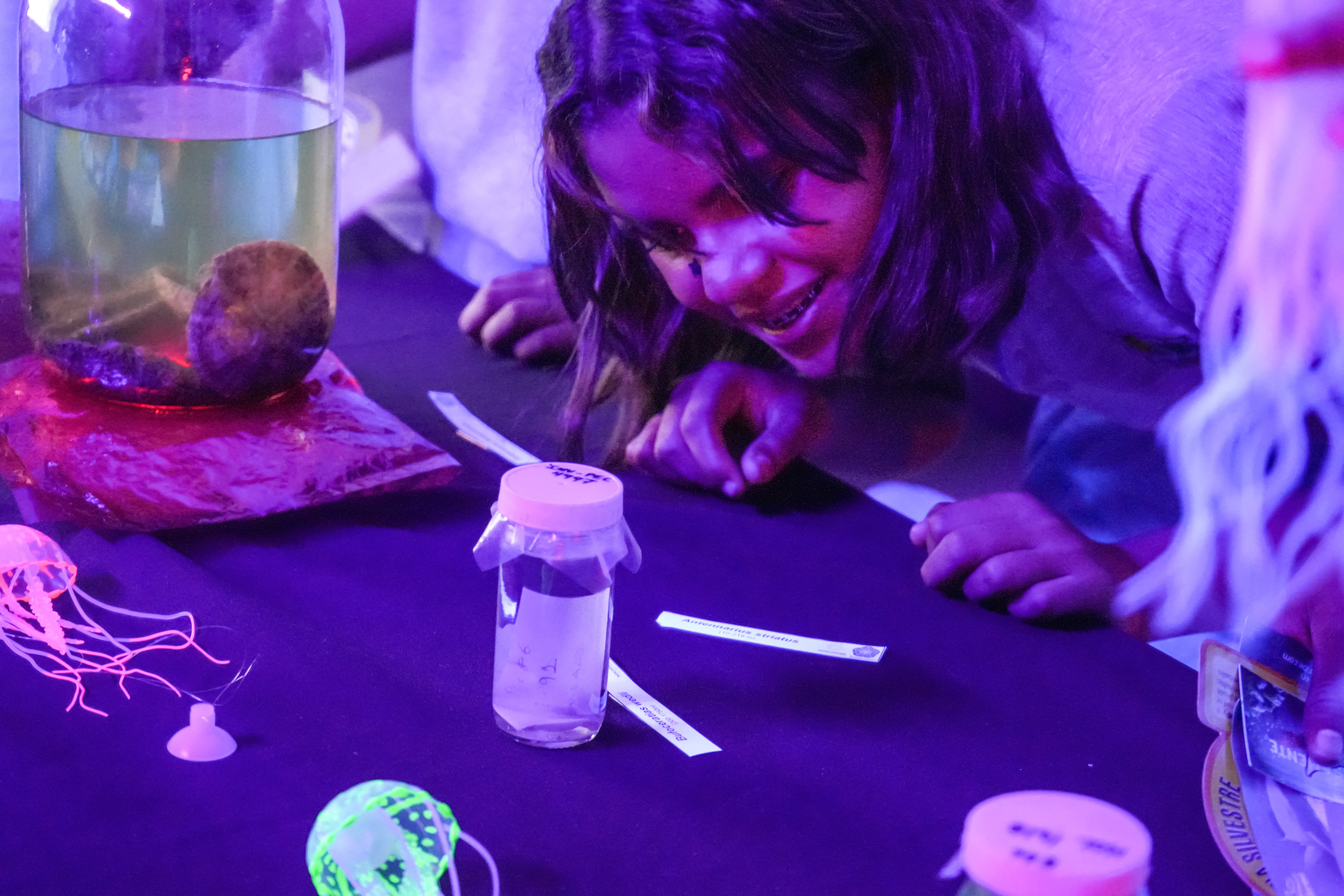 En el marco de la celebración del Mes de los Océanos, el INVEMAR realizó una nueva edición de “Océano de Puertas Abiertas”, el evento insignia y tradicional del instituto que abre sus puertas para que estudiantes, docentes, familias, investigadores y ciudadanía en general se acerquen a la ciencia marina y descubran ese 50 % de Colombia que es mar. 